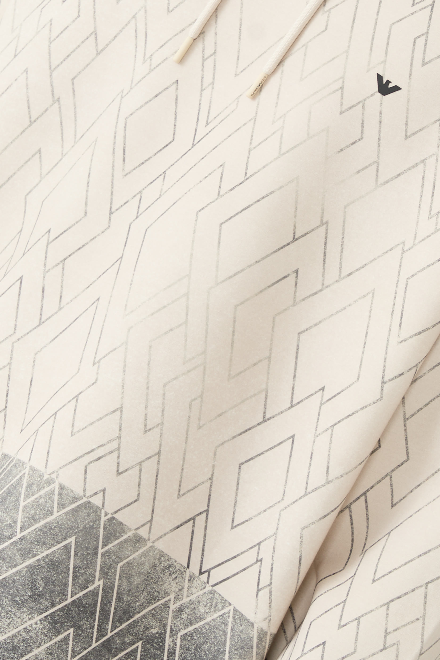 هودب بشعار الماركة بتصميم هندسي