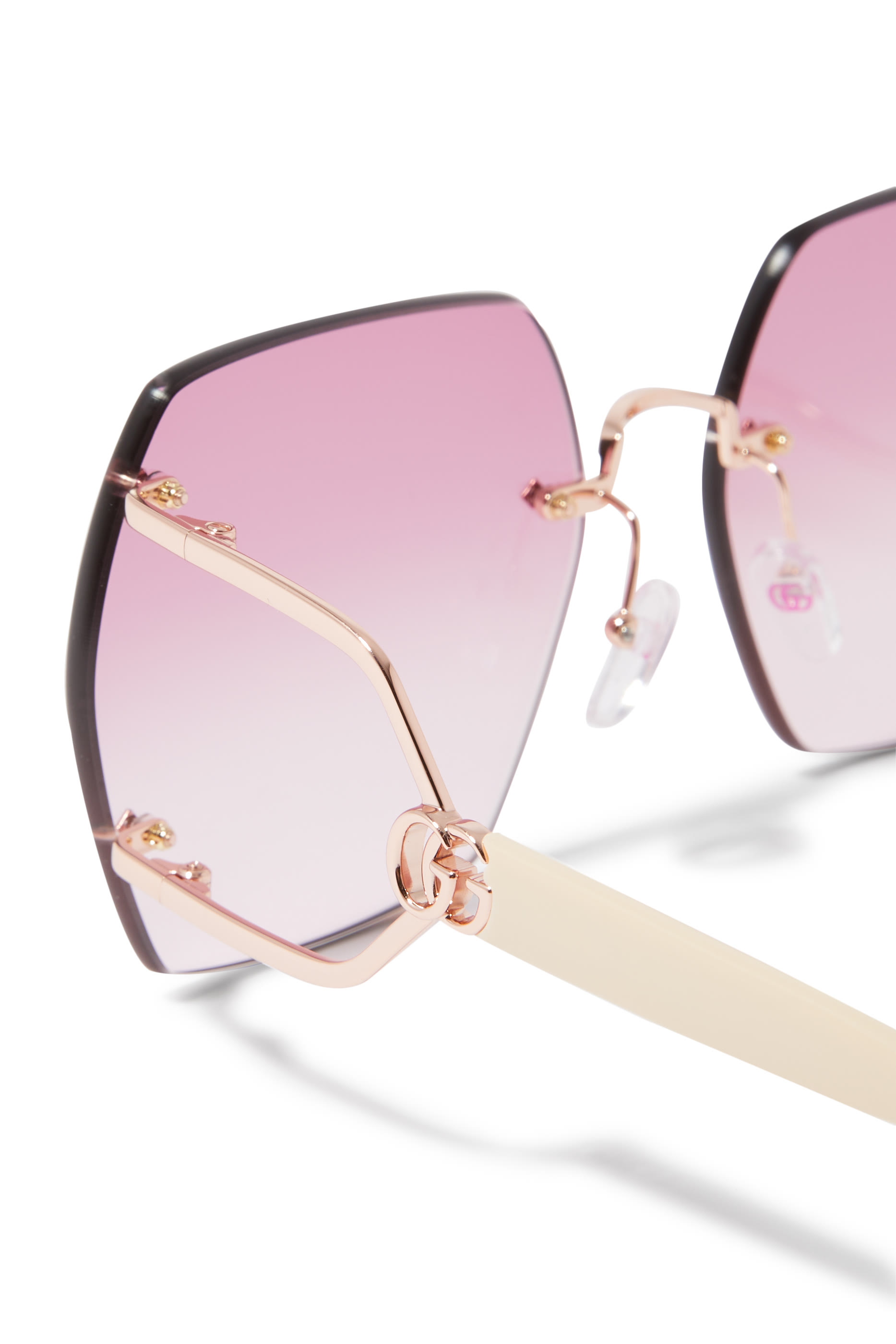 نظارة شمسية بإطار هندسي