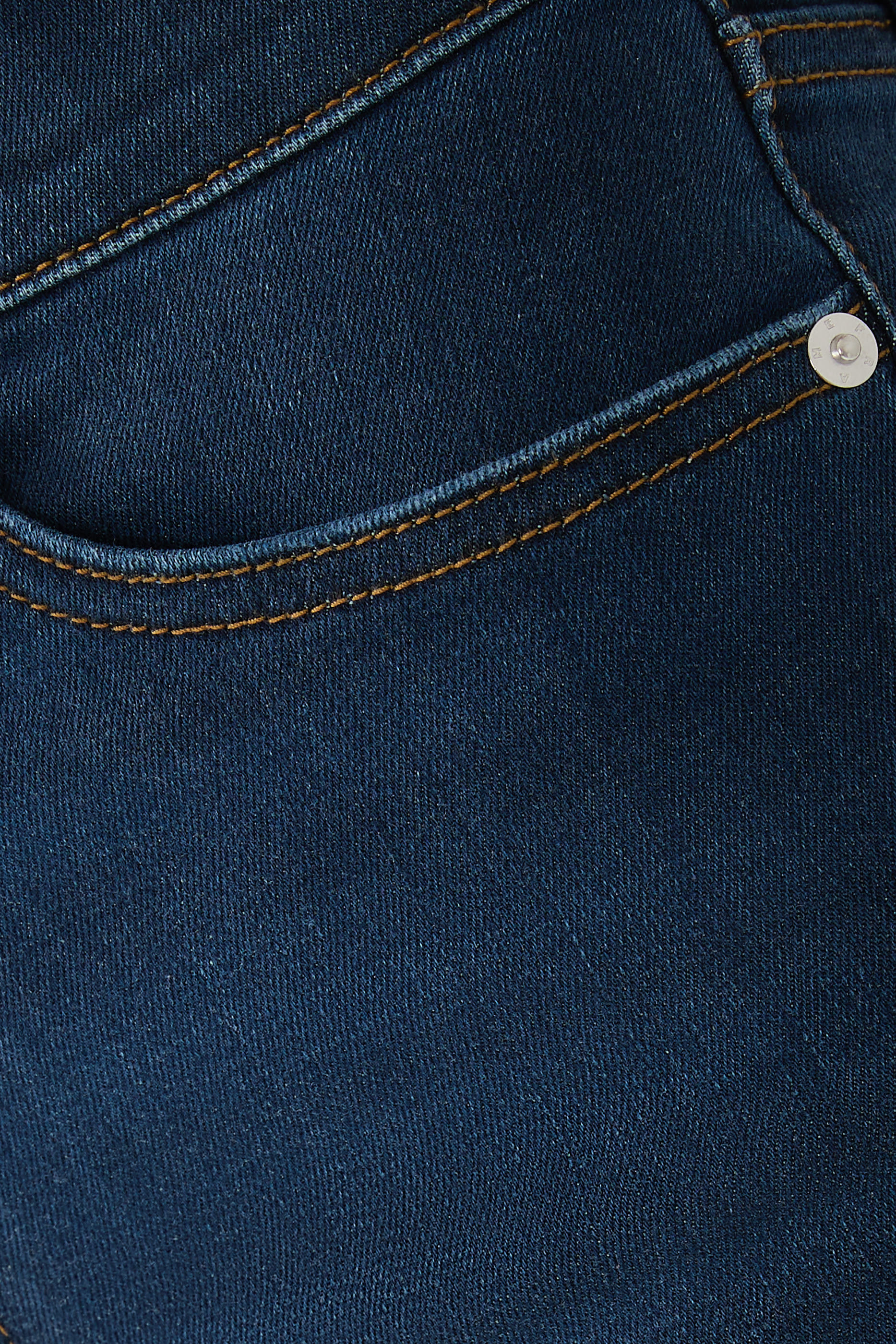 بنطال جينز بقصة واسعة وخصر مرتفع