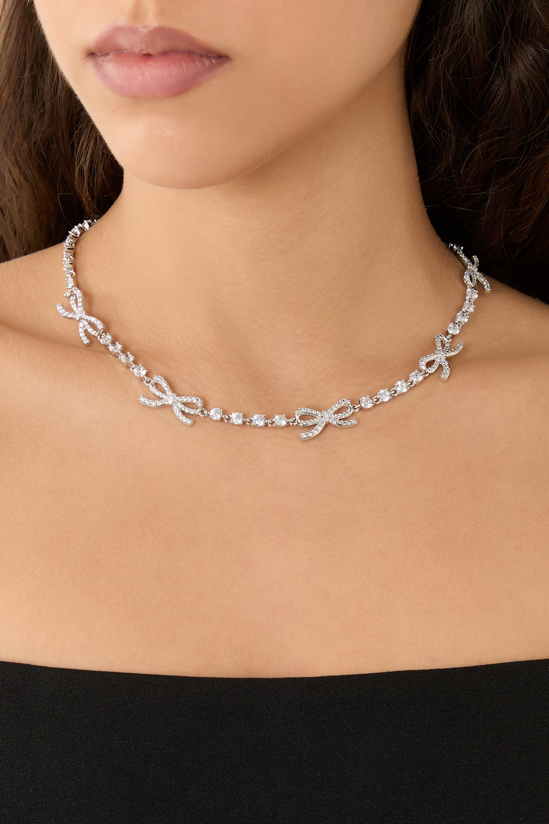 قلادة مزينة بعقدة مرصعة بالكريستال