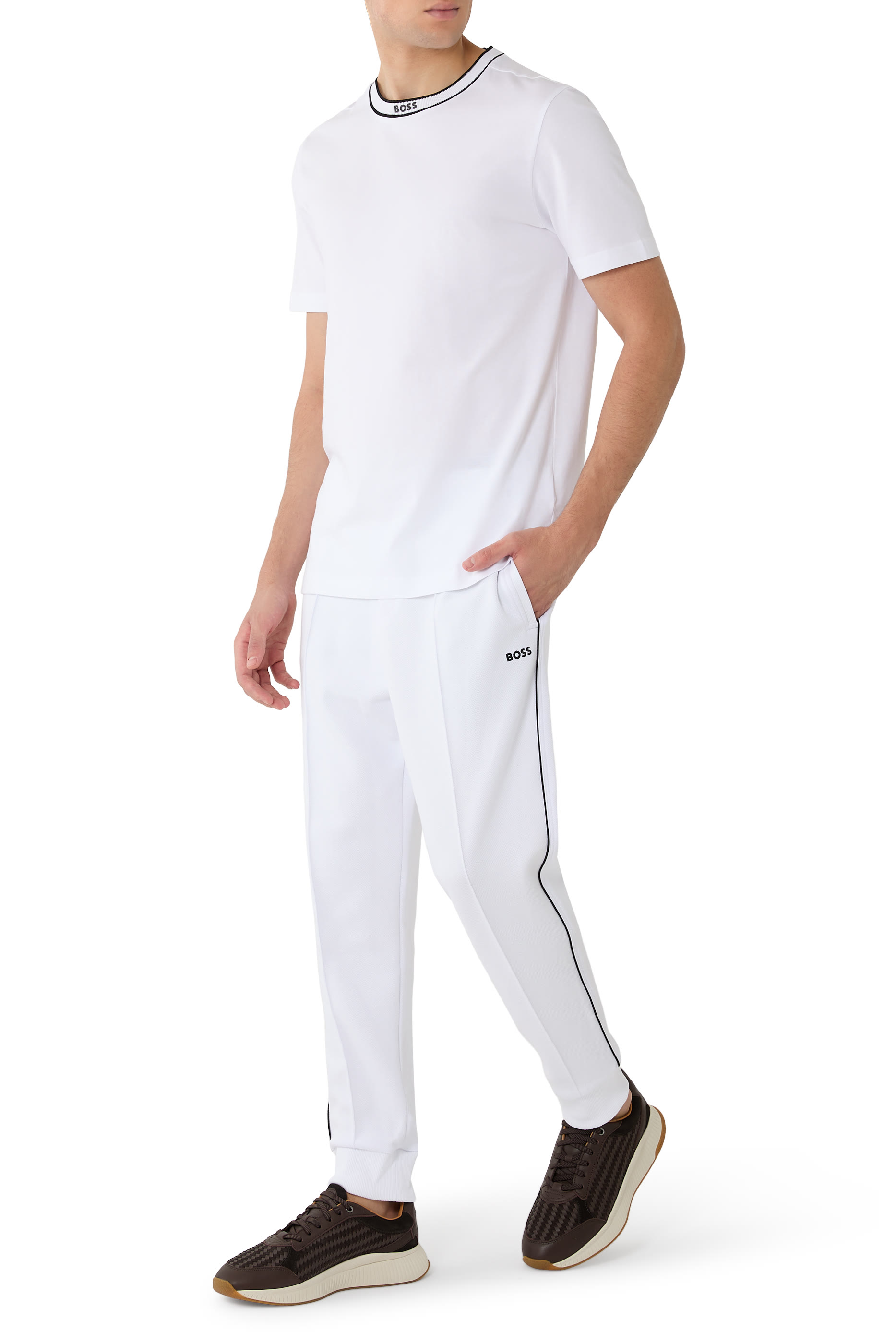 تيشيرت بياقة ضيقة وشعار الماركة قطن