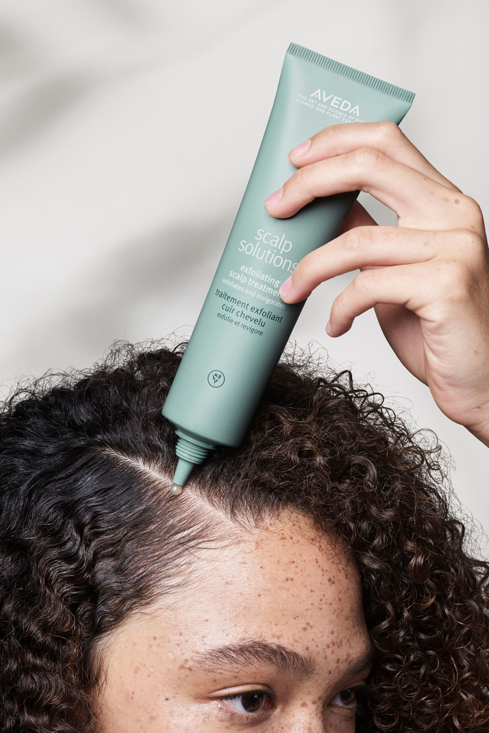 مستحضر علاجي سكالب سولوشنز لتقشير فروة الرأس