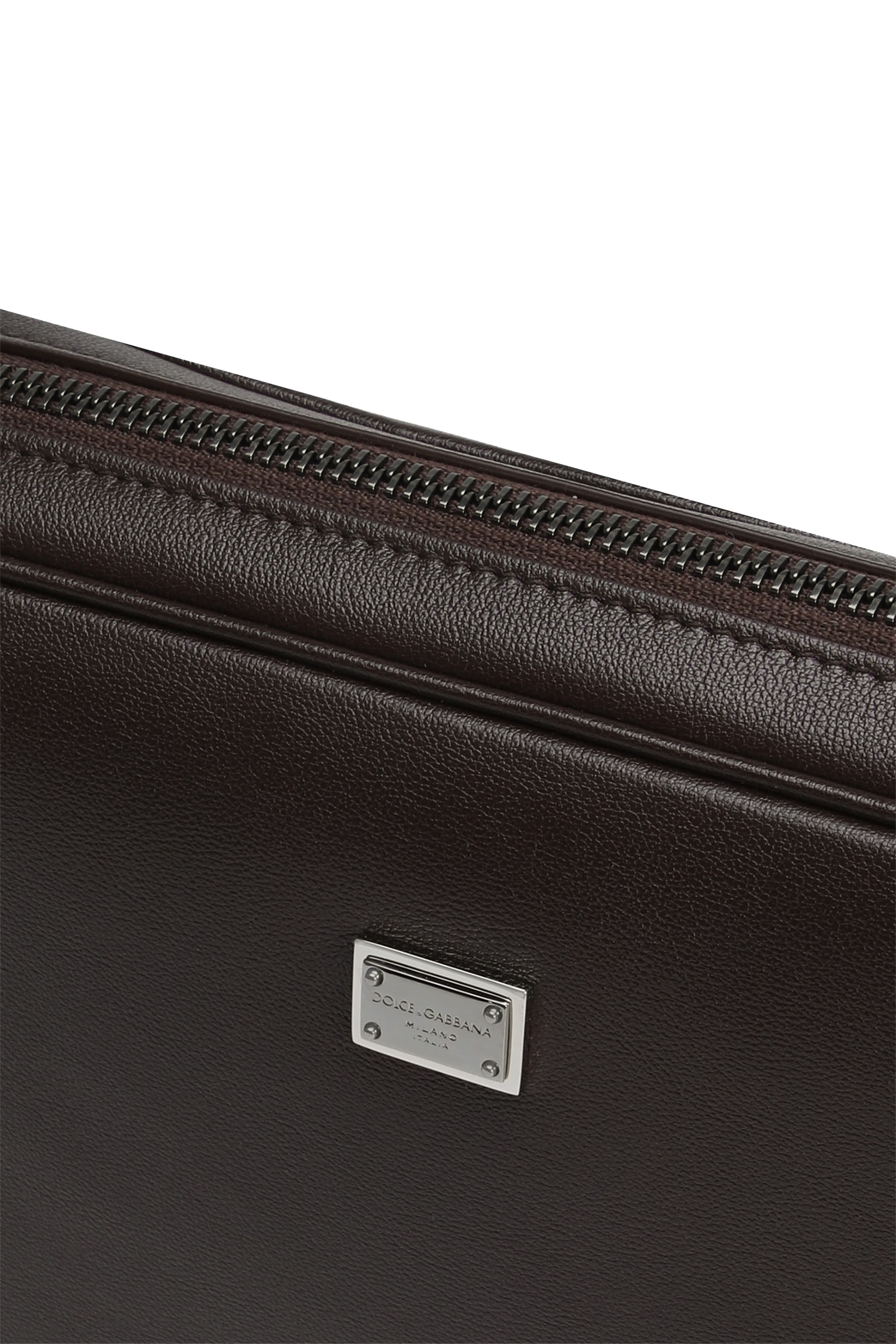 حقيبة صغيرة بسوار معصم وشعار الماركة