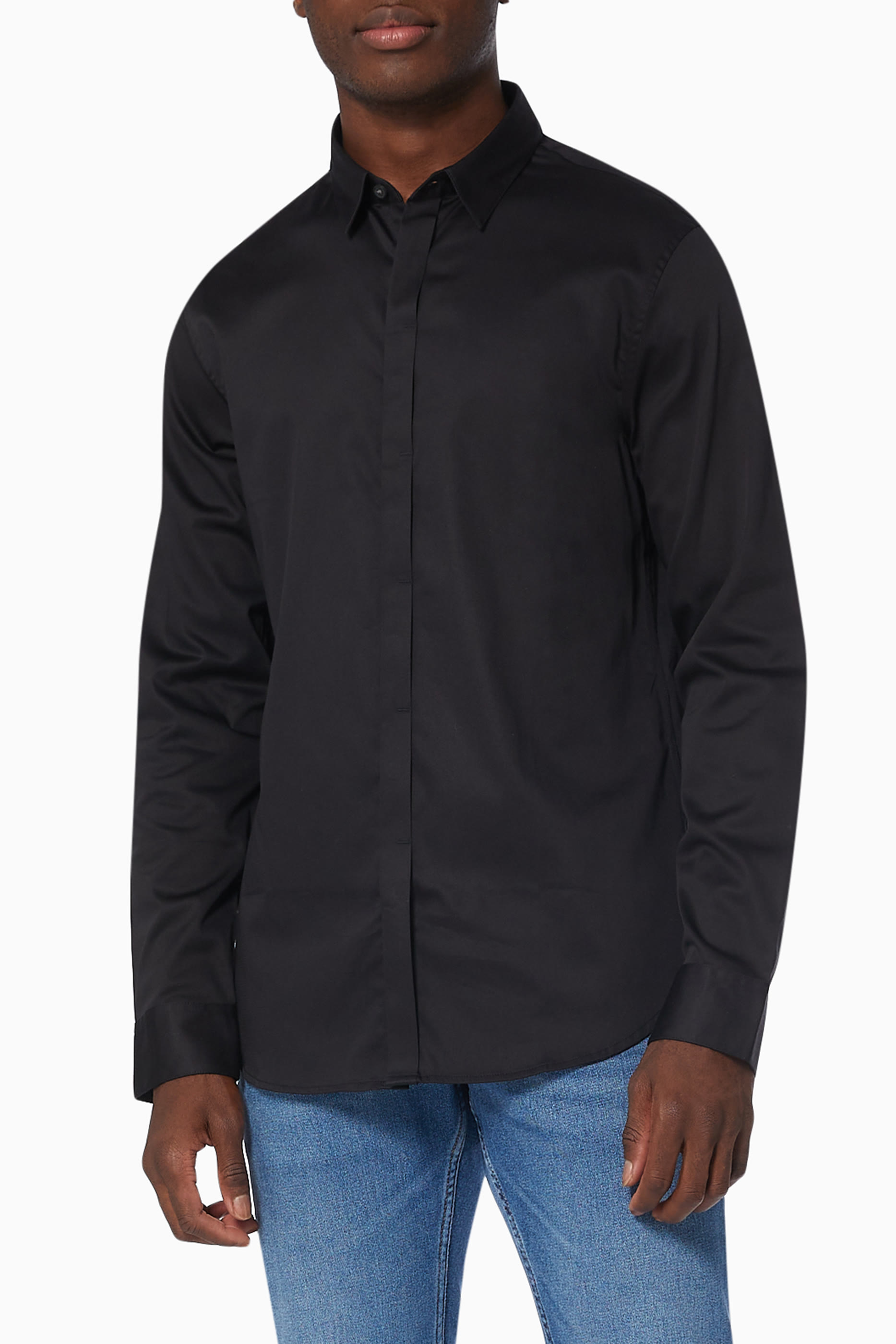 قميص بقصة ضيقة