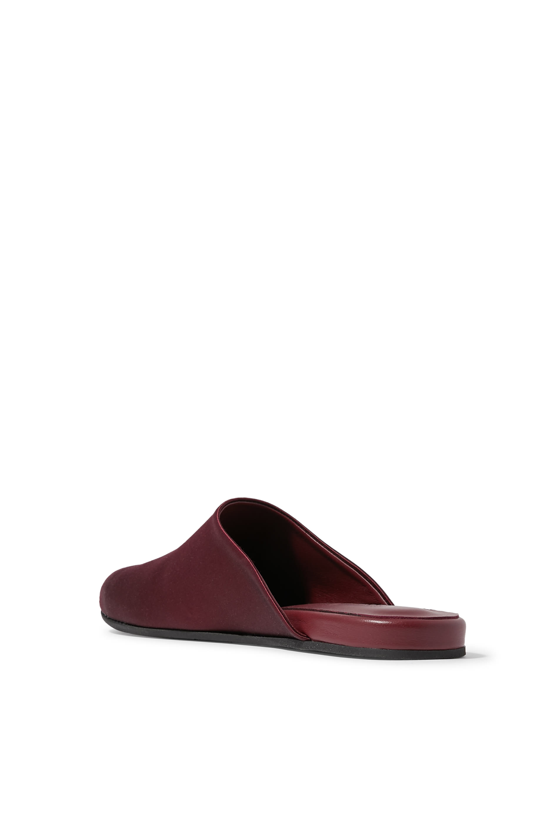 حذاء مفتوح من الخلف بنعل مسطح