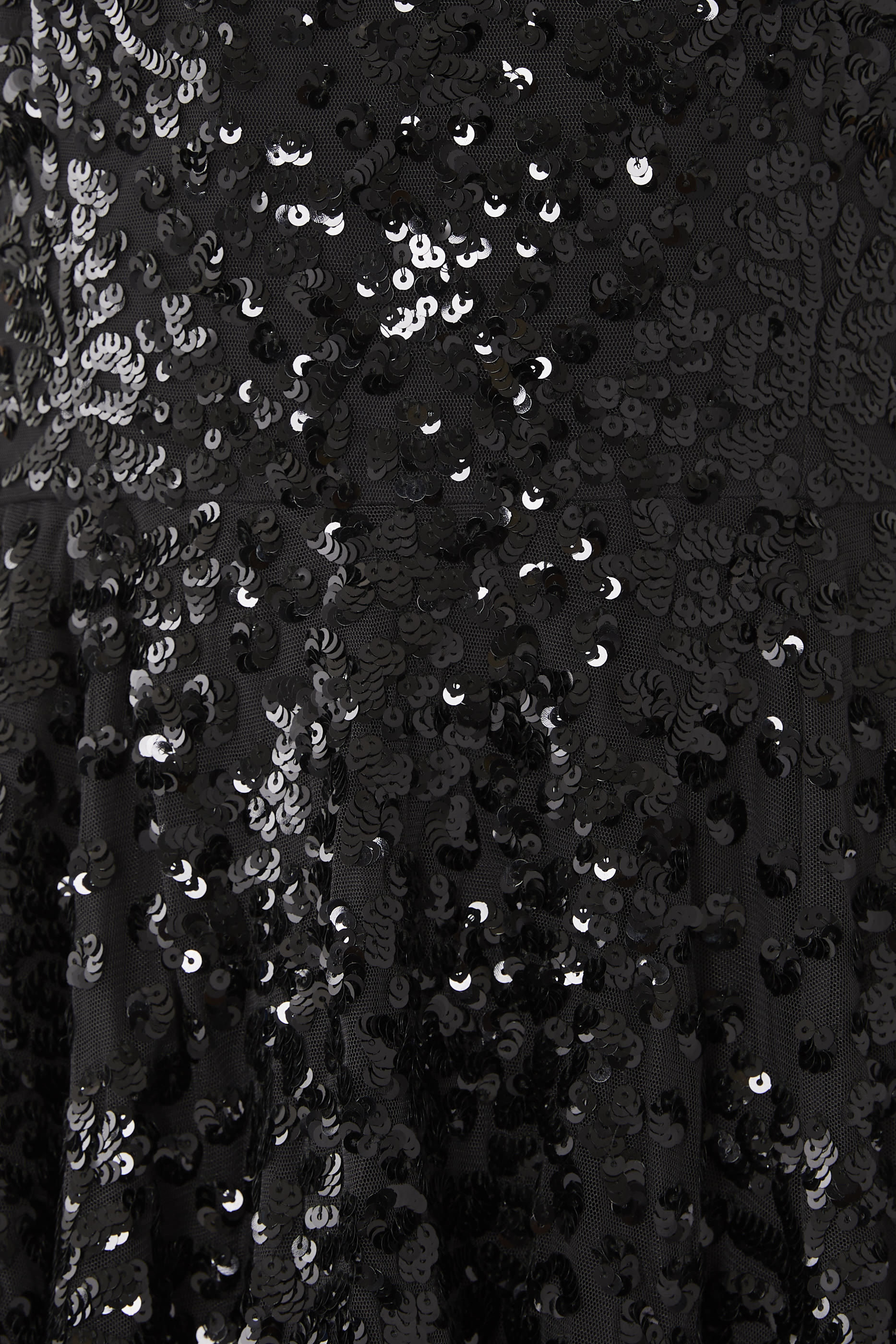 فستان قصير بأكتاف مكشوفة وتطريز بالترتر على شكل إكليل الغار