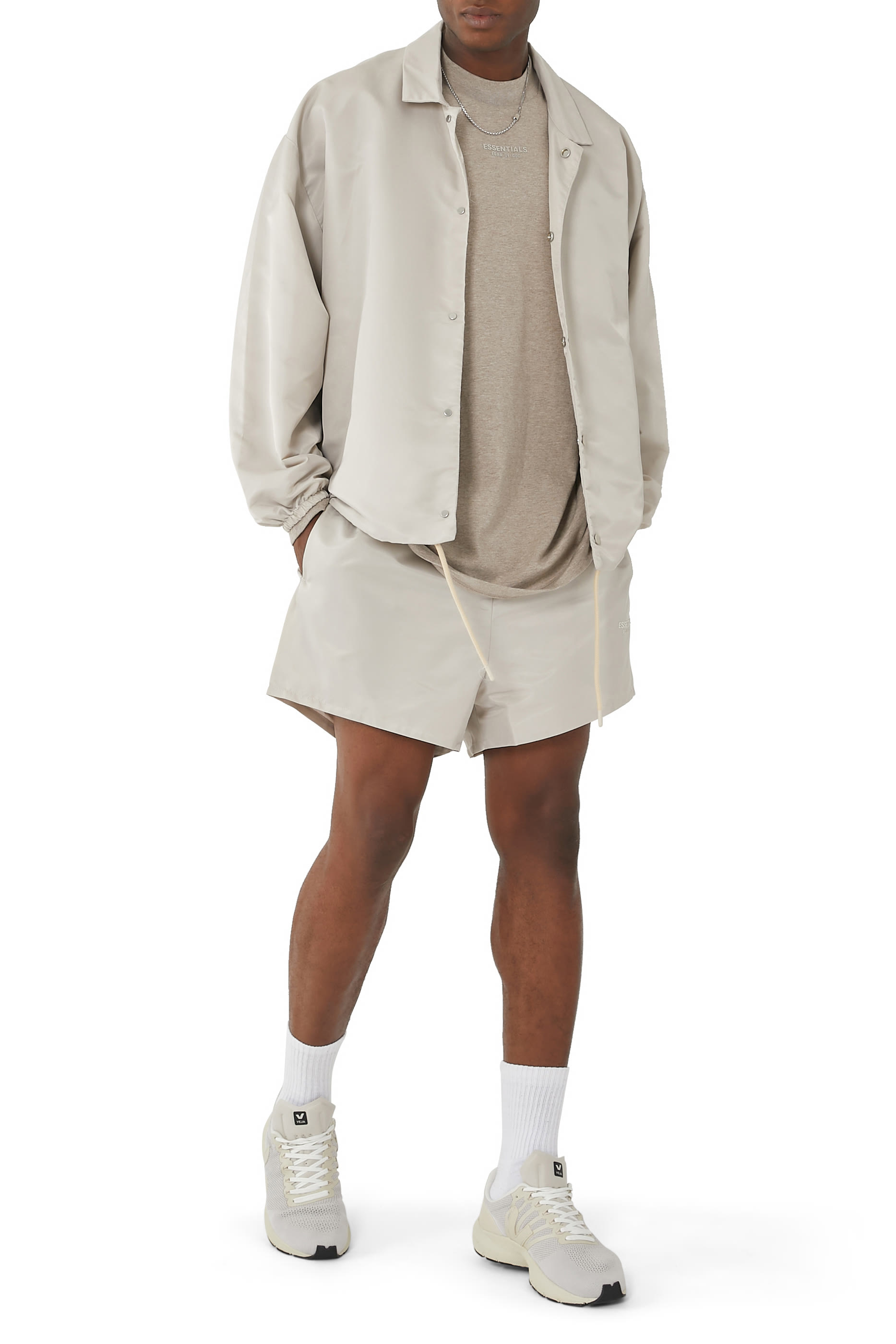 جاكيت رياضي بشعار الماركة