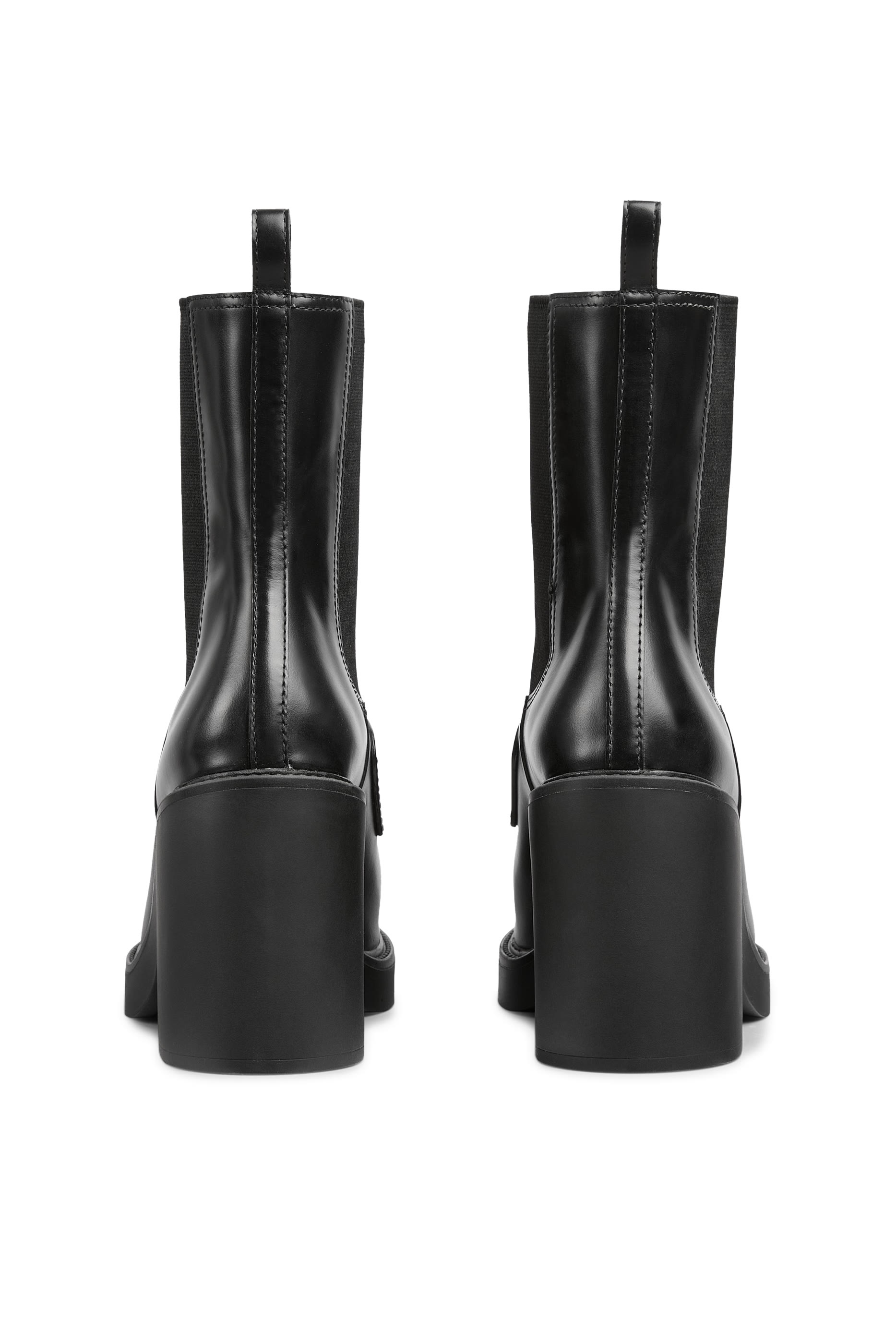 حذاء بوت 70 بطول الكاحل بشعار الماركة