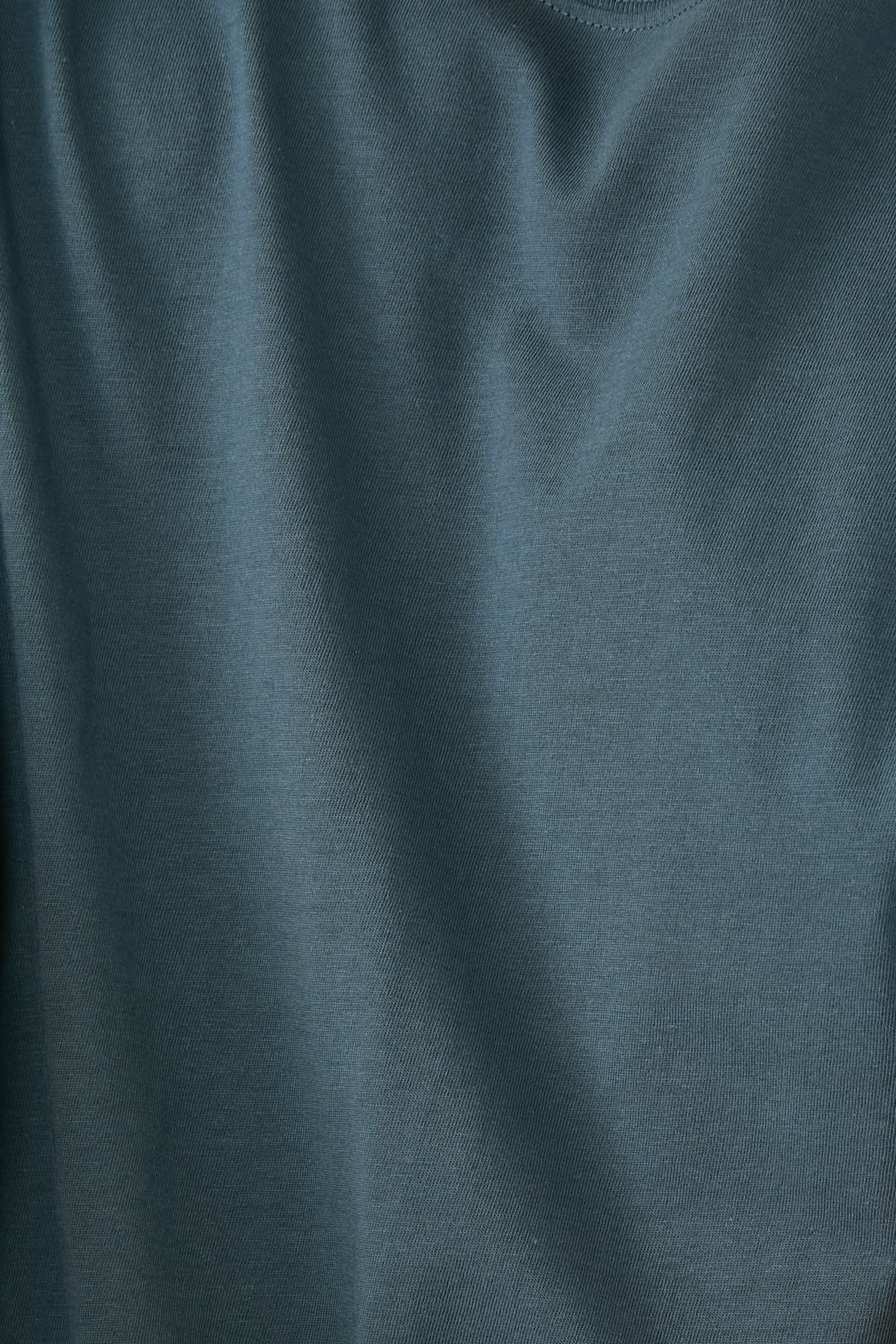 تيشيرت بأكمام قصيرة