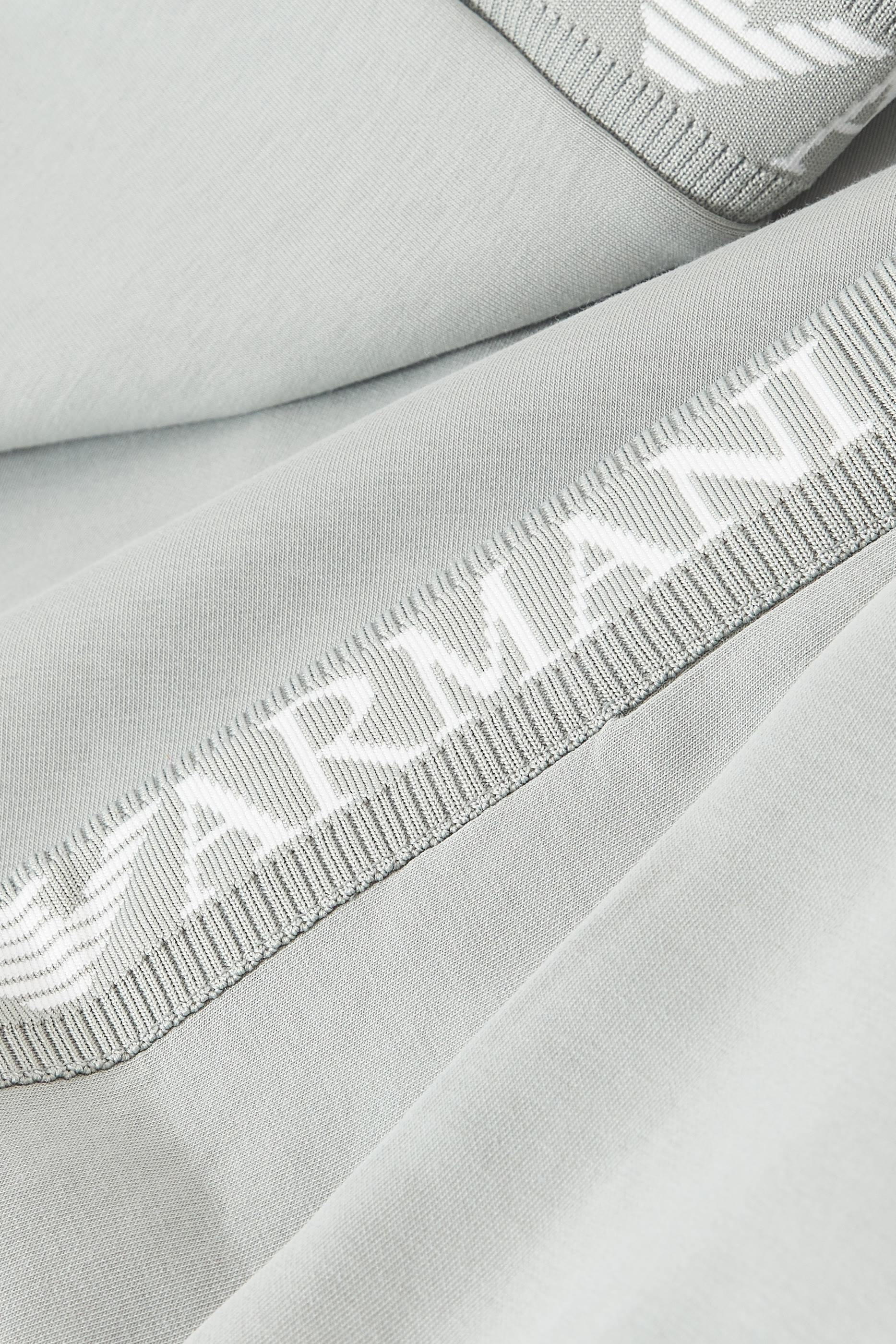 بدلة رياضية بشعار الماركة للأطفال