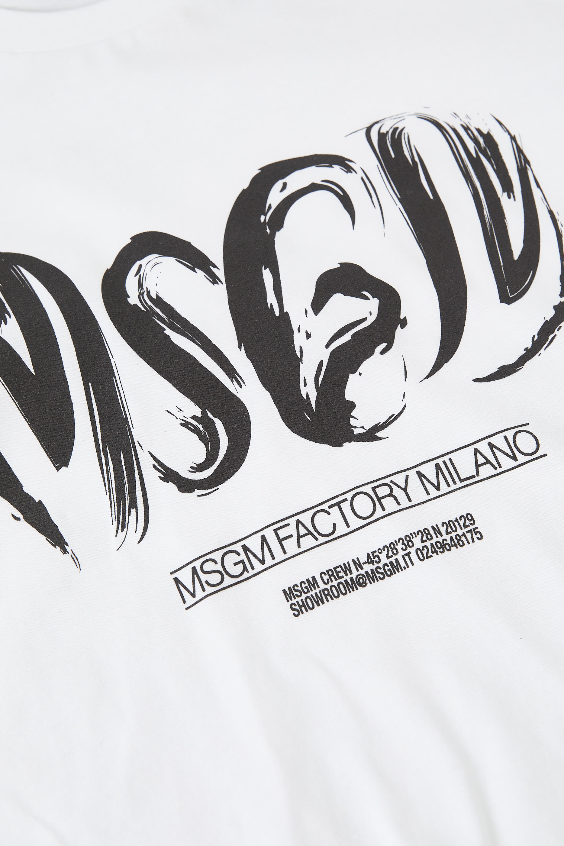 تيشيرت بطبعات شعار الماركة بخط  تجريدي للأطفال