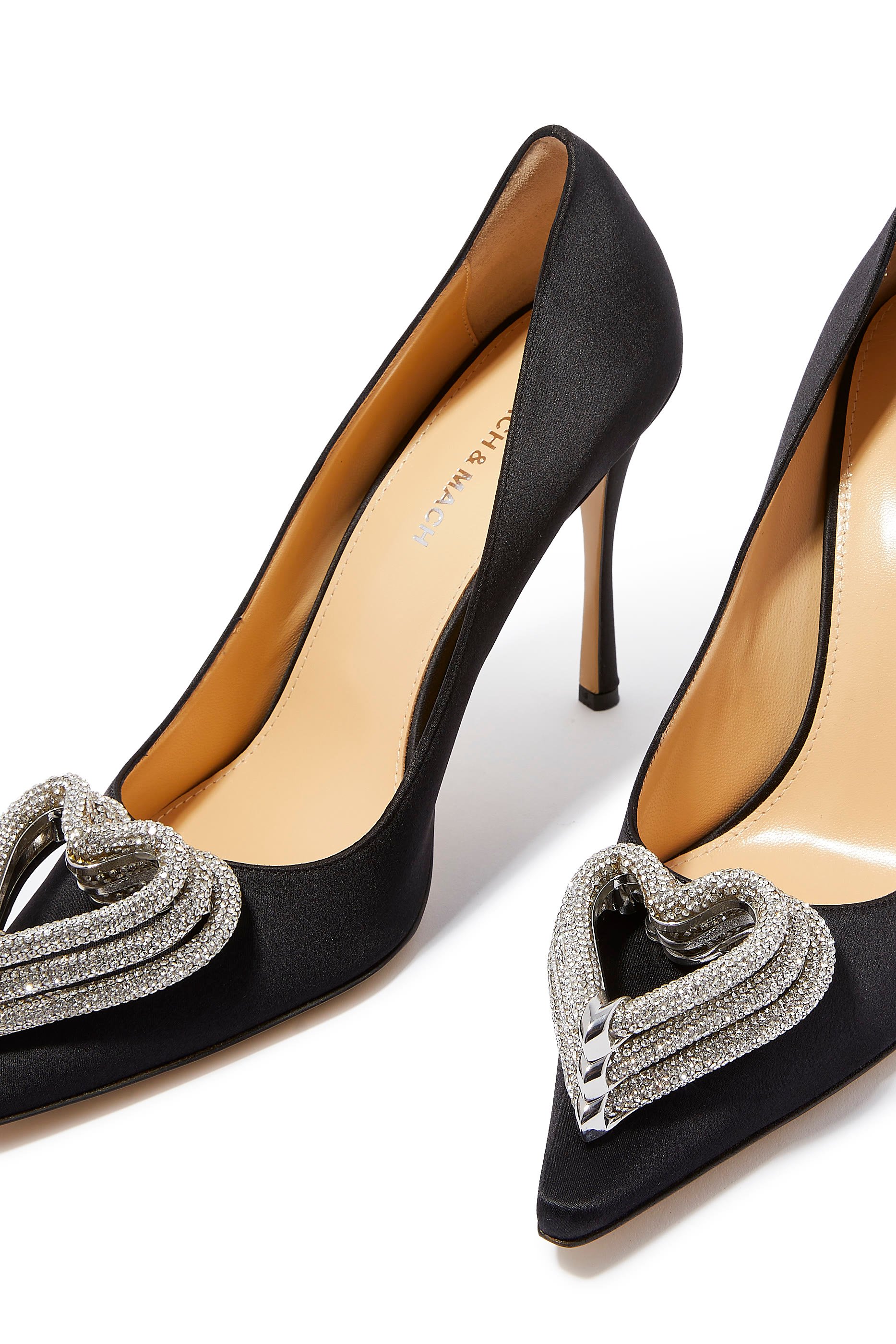 حذاء كلاسيك ستان 110 بثلاث قلوب