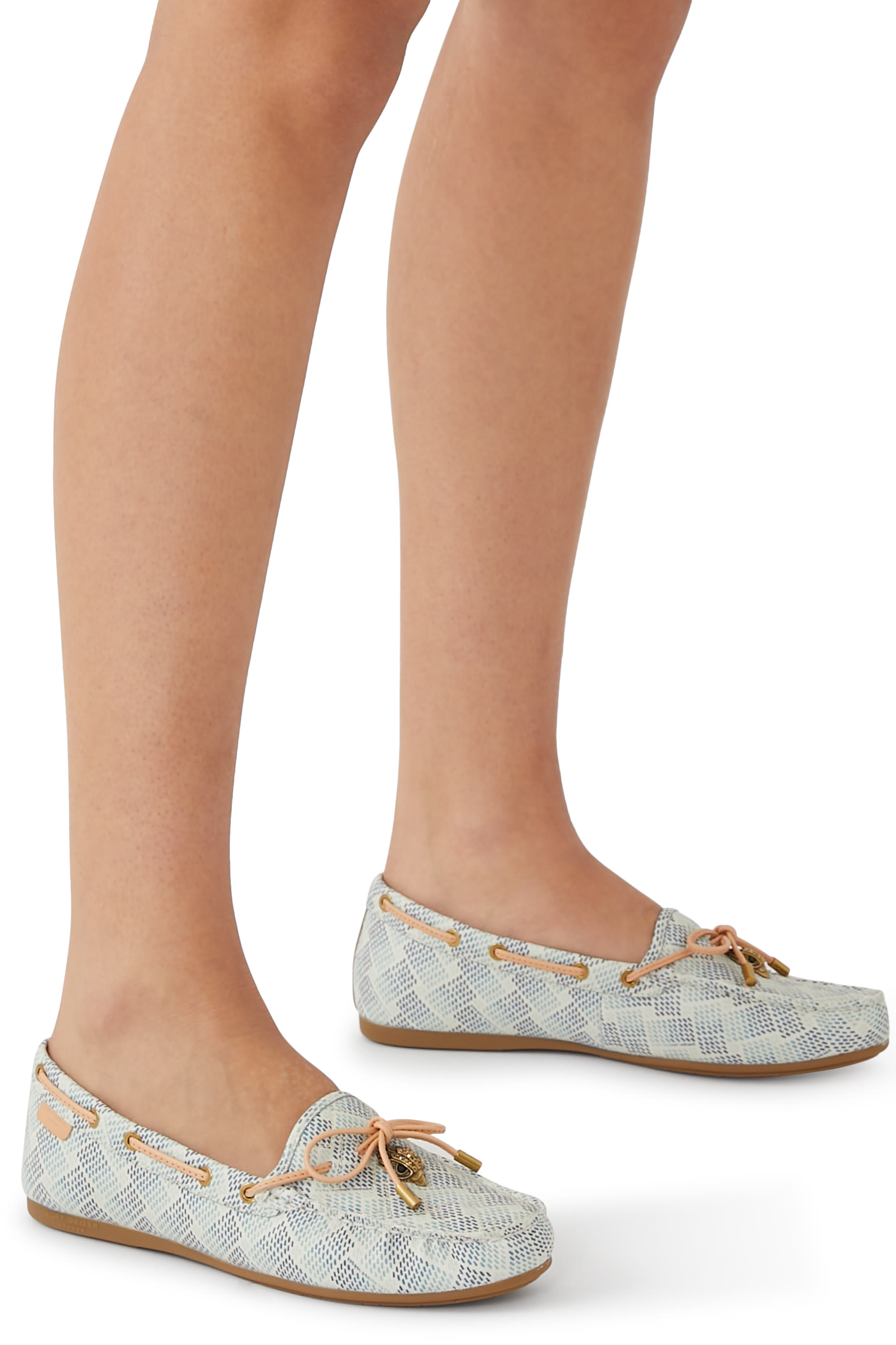 حذاء موكاسين مزين بحلية شعار الماركة