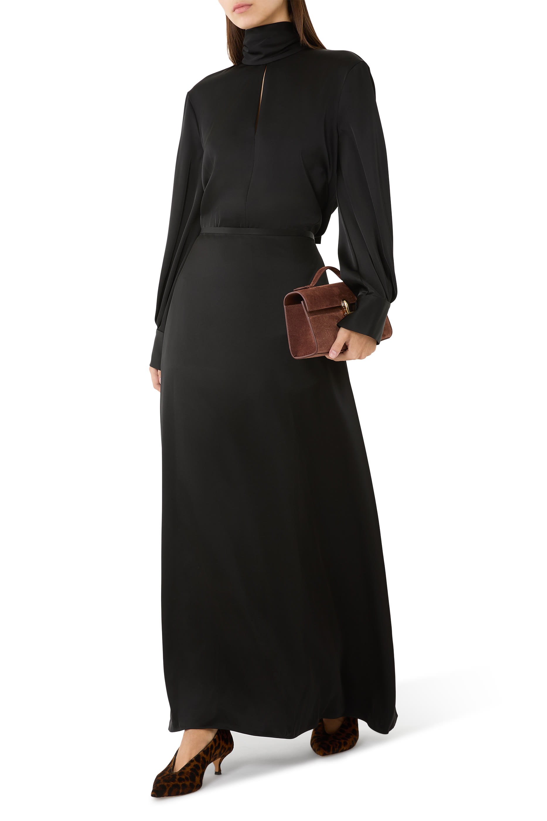 تنورة بقصة طويلة واسعة نحو الأسفل