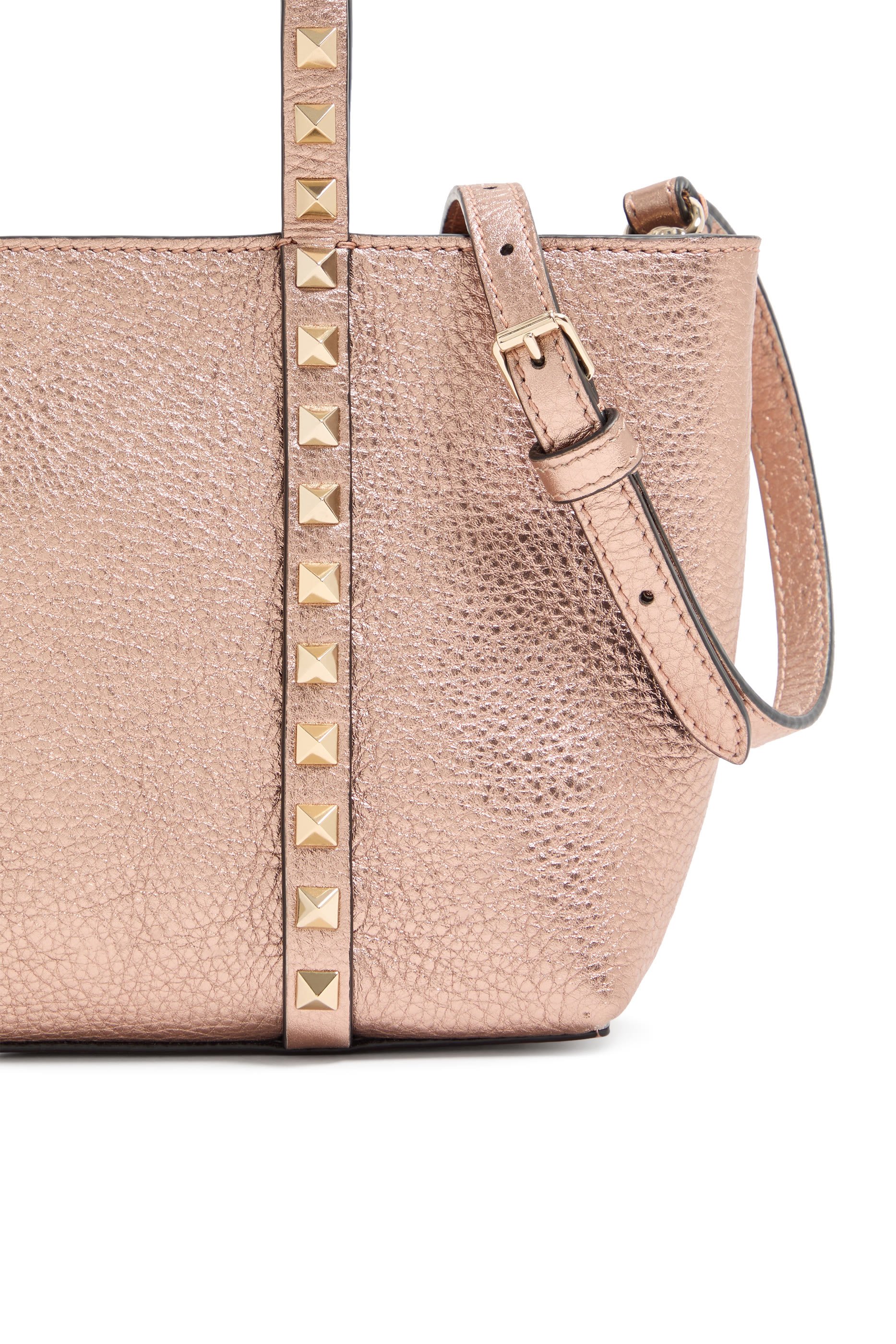 حقيبة مرصعة بحلي هرمية