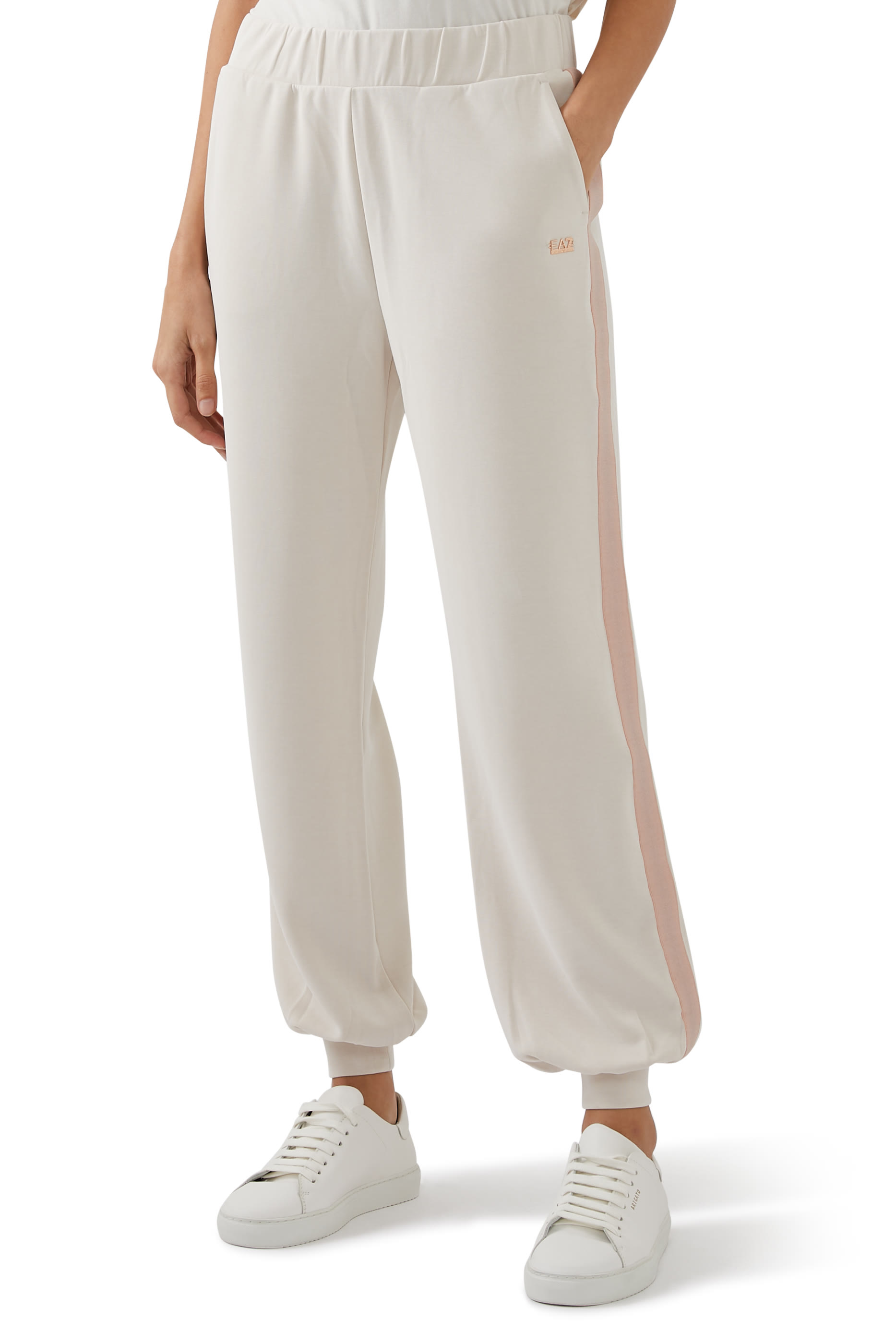 بنطال رياضي بجيوب جانبية وشعار الماركة