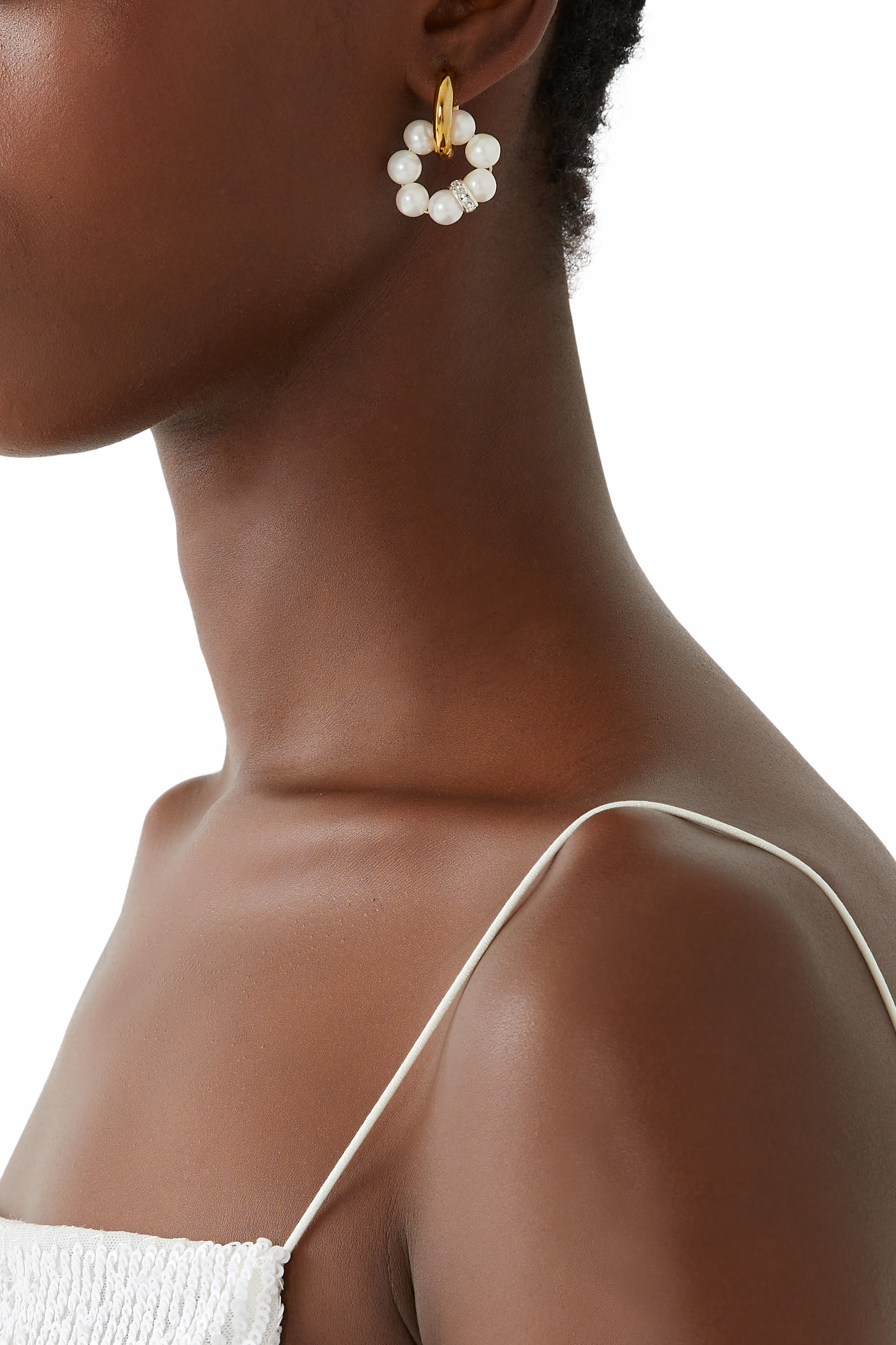 أقراط هاجي بتصميم غير متماثل مزينة بلؤلؤ، نحاس مطلي بذهب عيار 24 قيراط