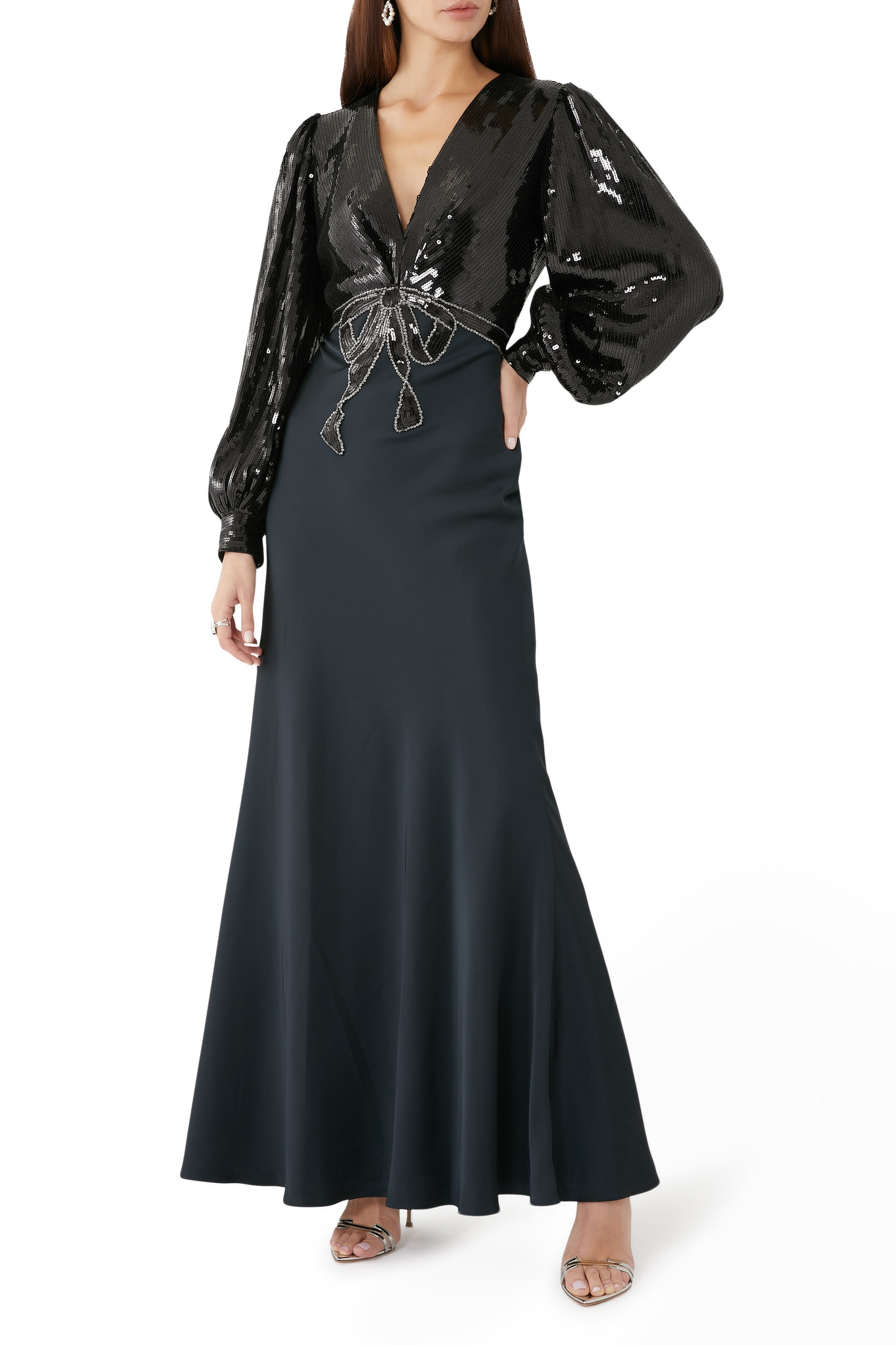 فستان سهرة لين مطرز بالترتر