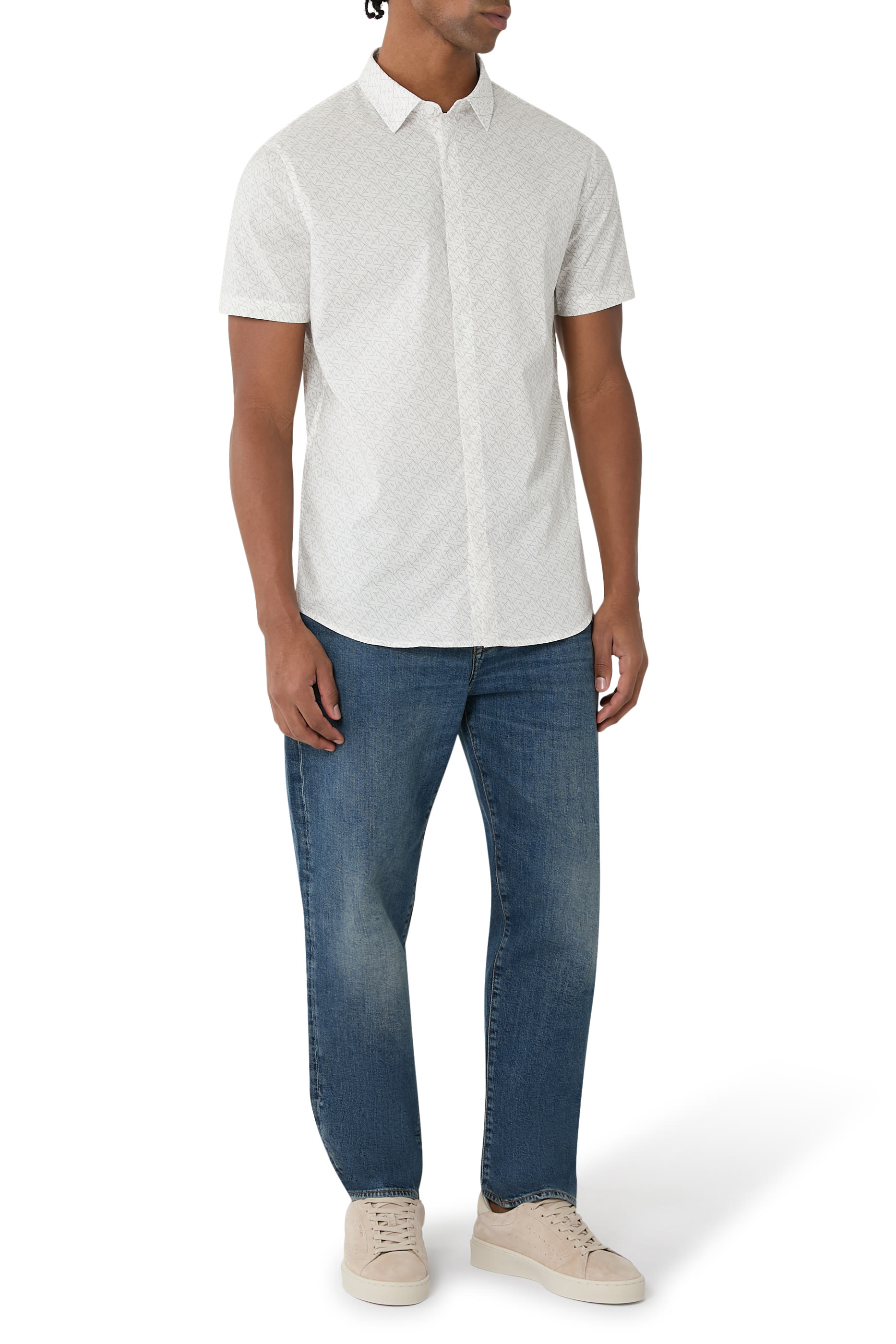 قميص بقصة ضيقة بأكمام قصيرة