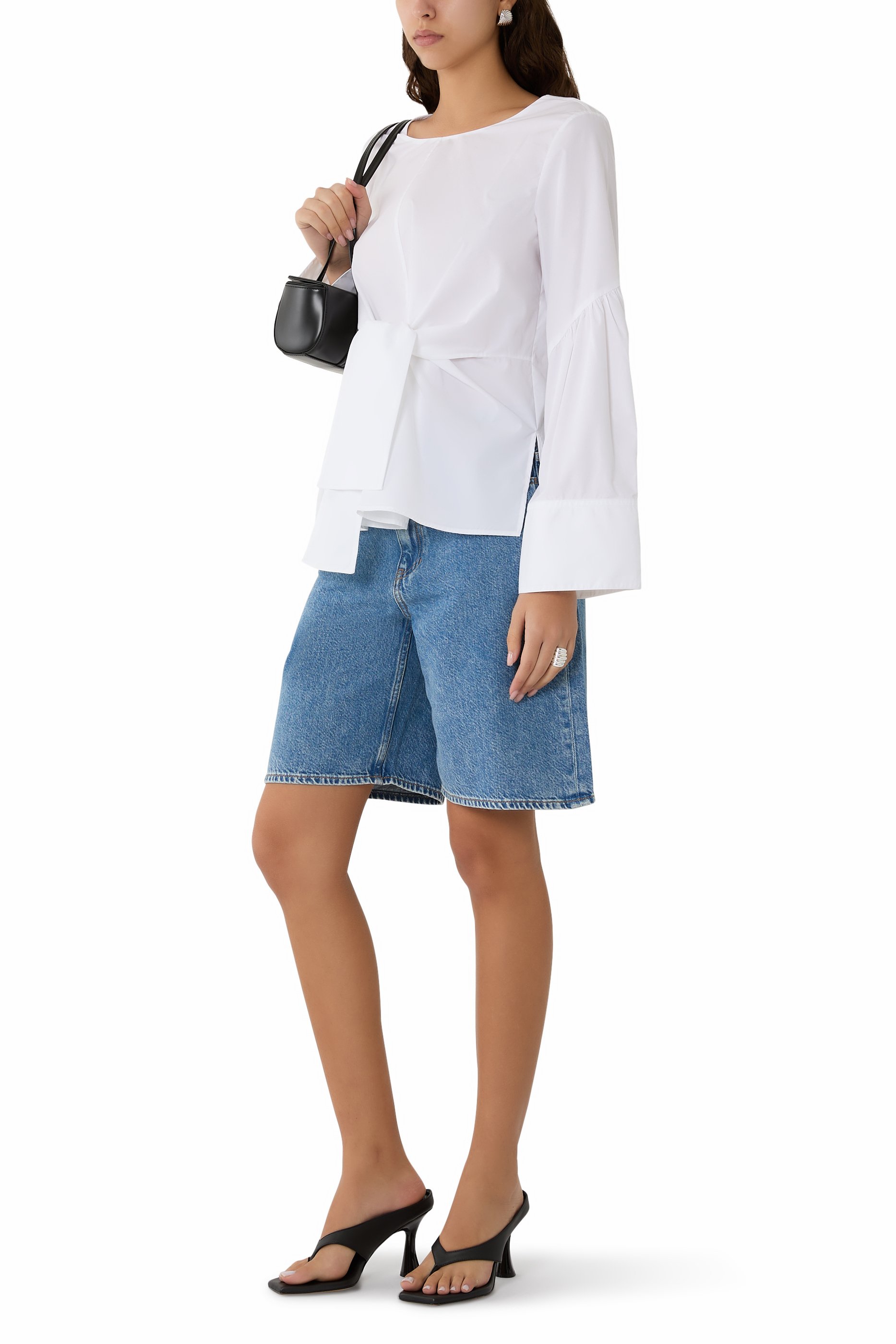 بلوزة برباط في الأمام