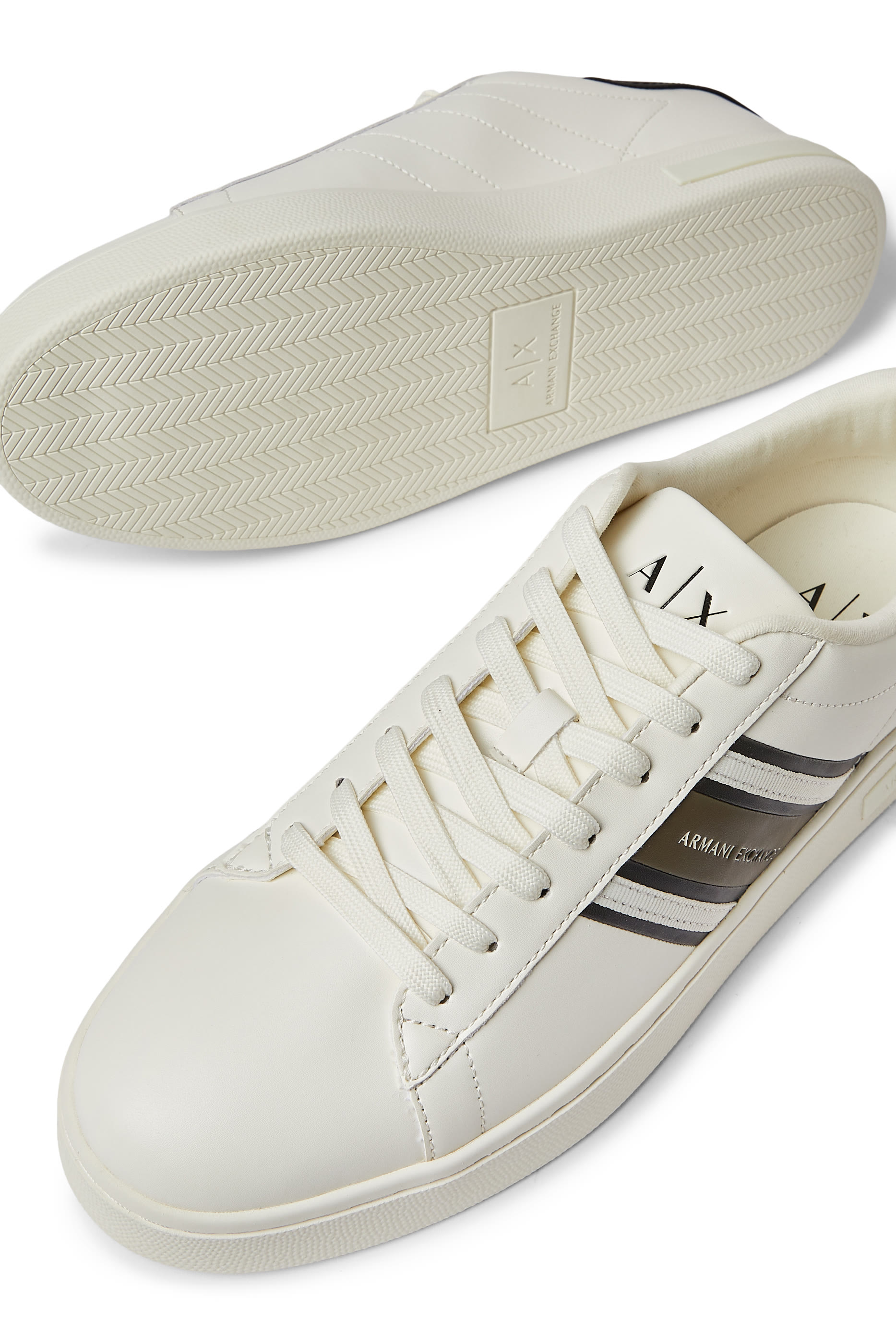 سنيكرز لندن بشعار الماركة على الجانب