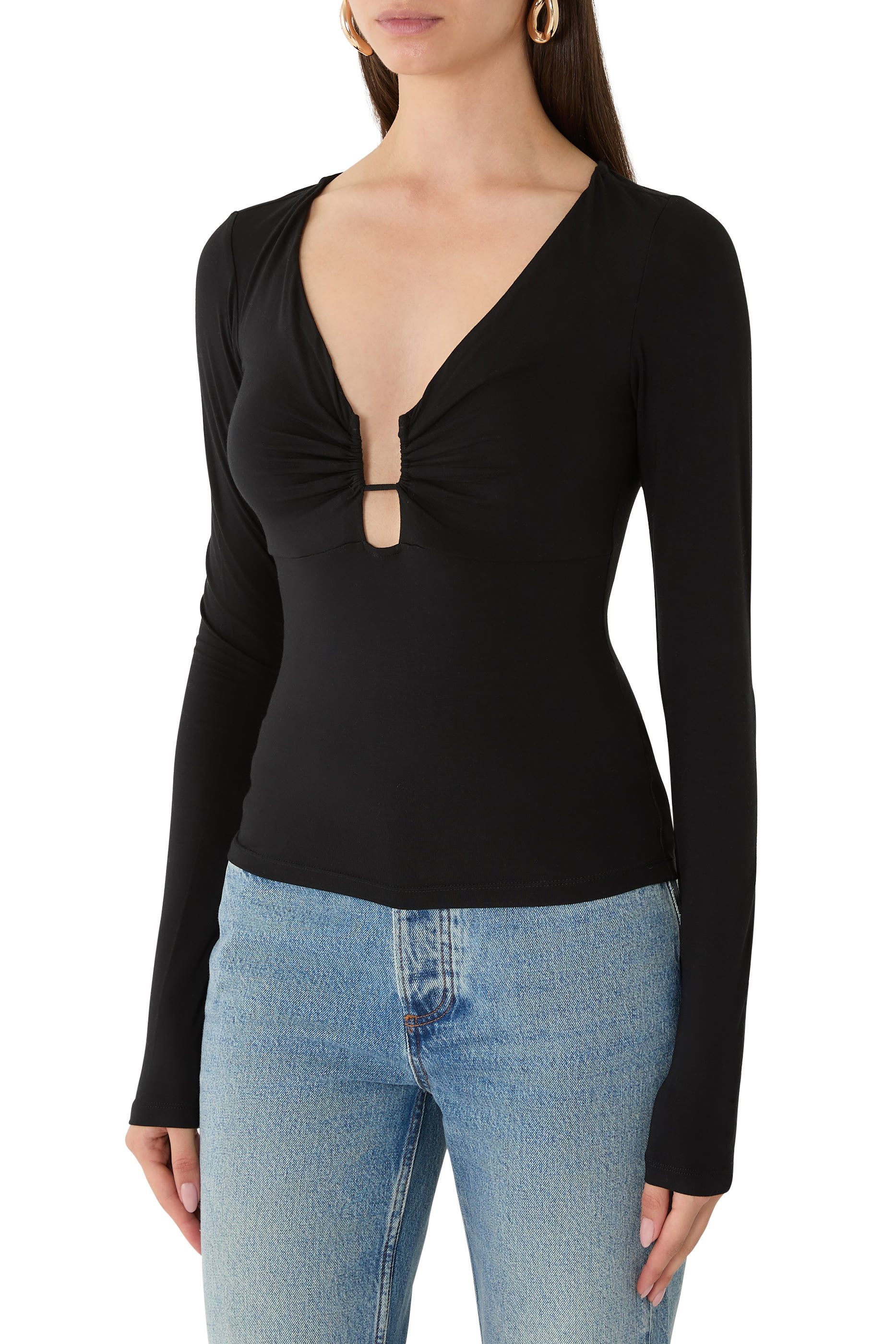 بلوزة بأكمام طويلة وتفاصيل على شكل حرف U جرسيه