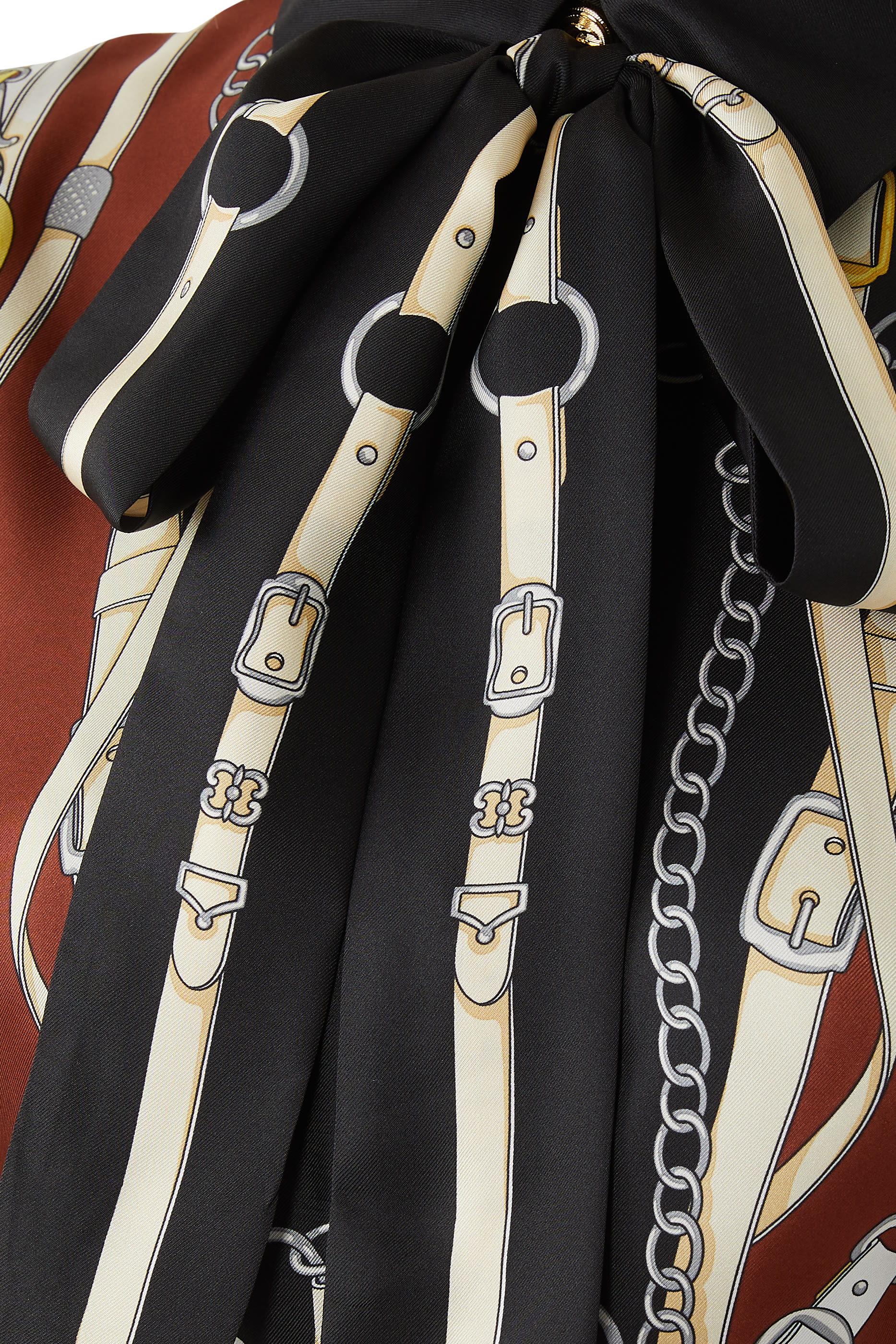 فستان بطبعة مستوحاة من عالم الفروسية حرير