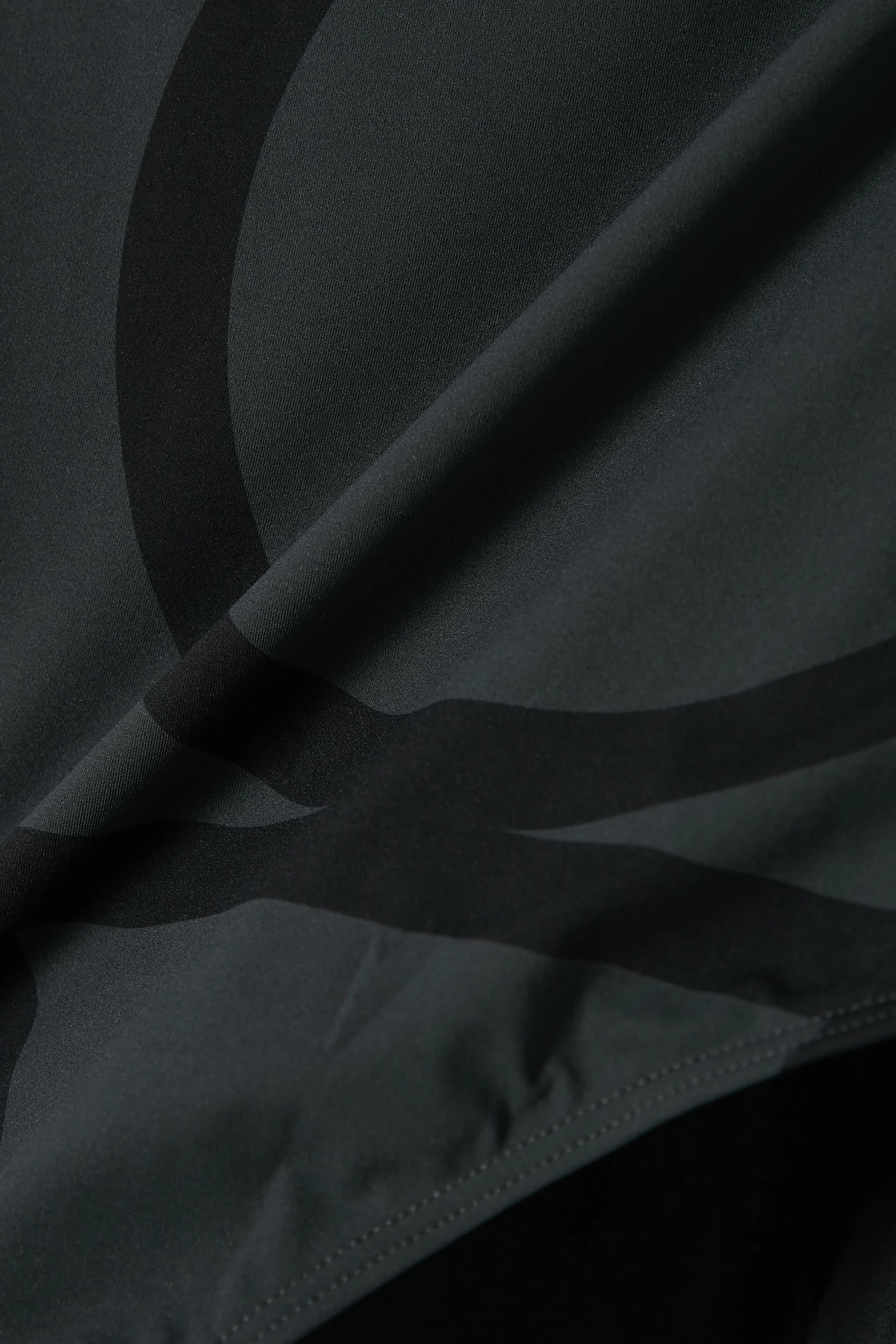 بدلة سباحة بتصميم قطعة واحدة مزينة بحروف شعار الماركة