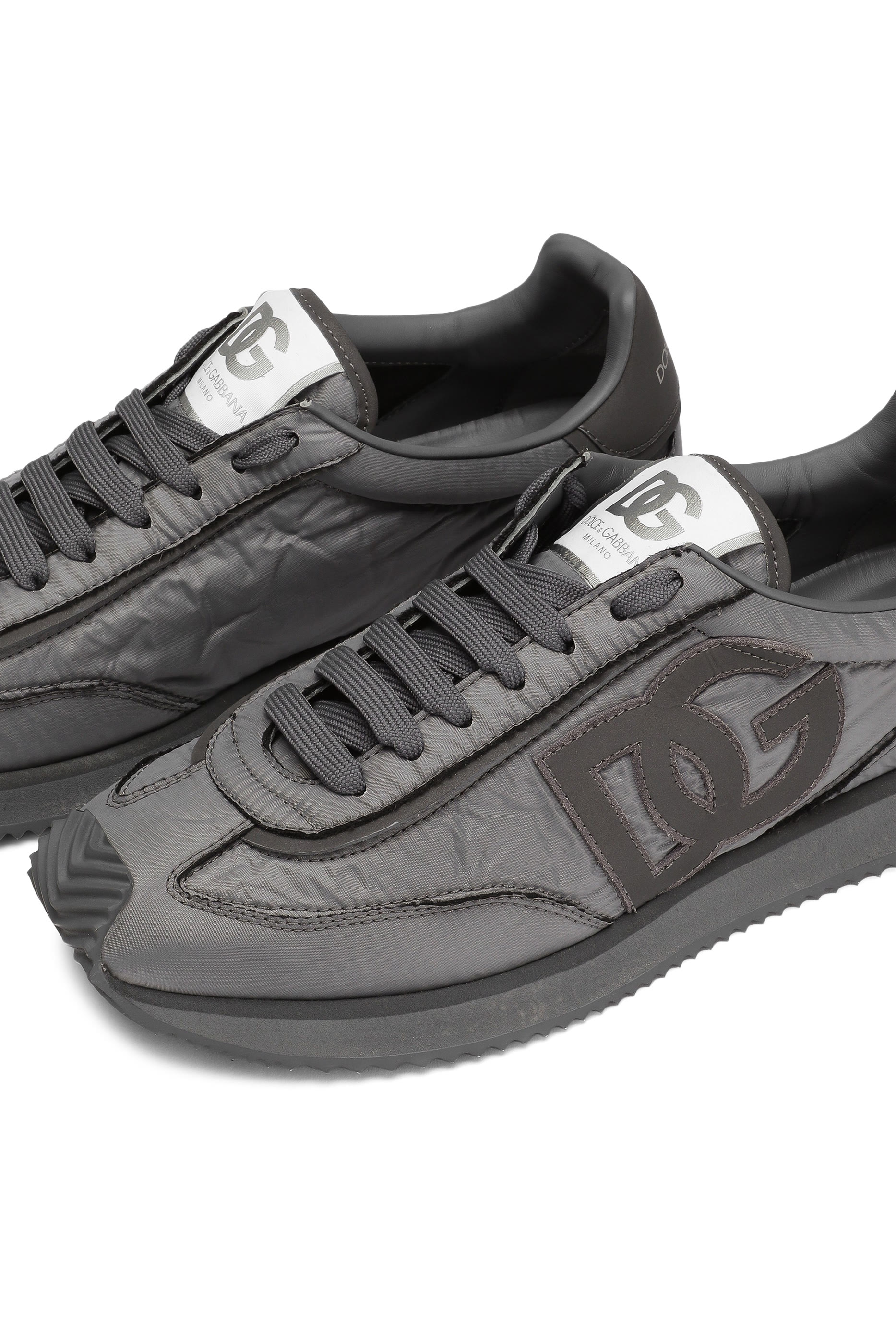 سنيكرز كوشن بحرفي شعار الماركة قماش