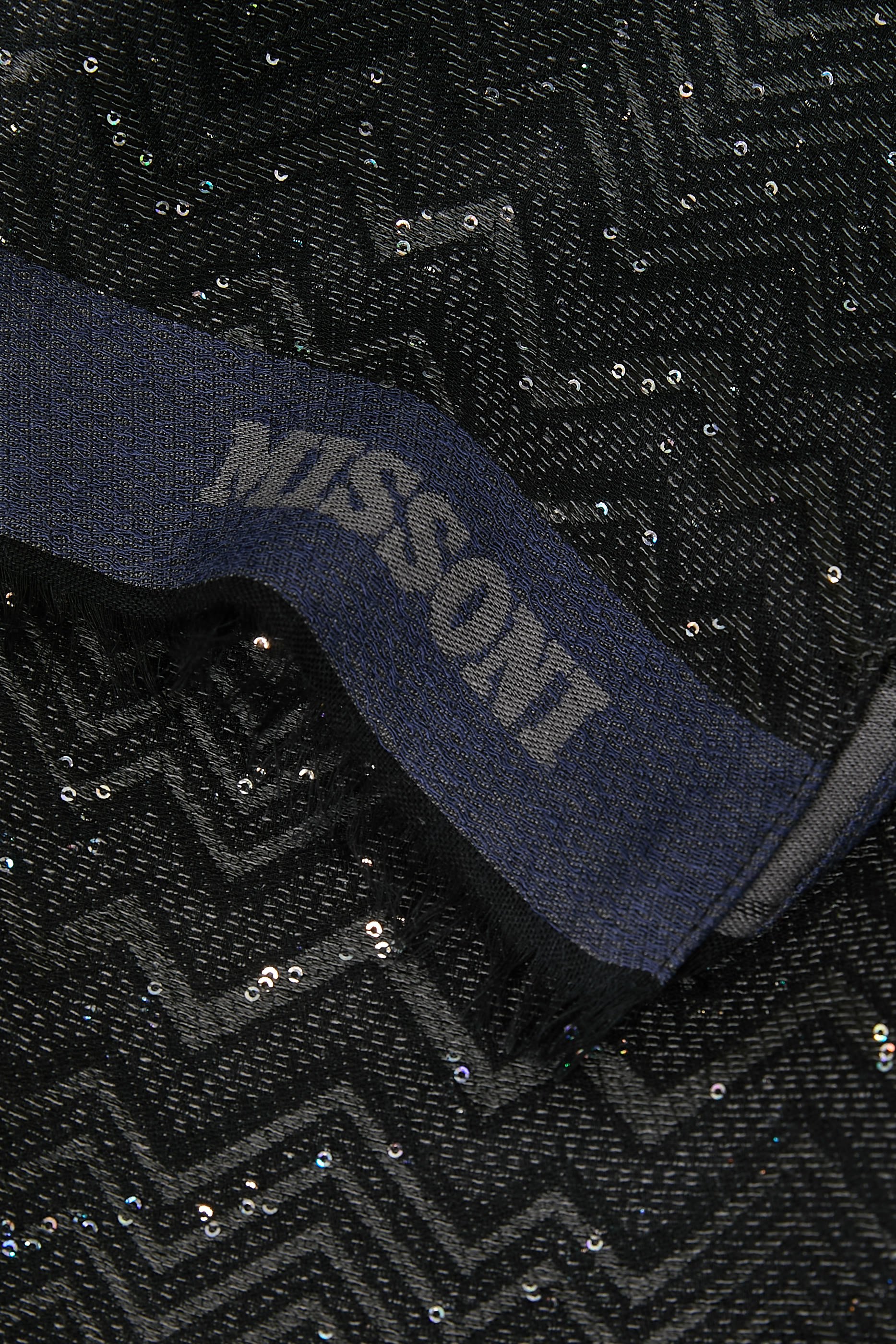 وشاح بترتر ونقشة خطوط متعرجة