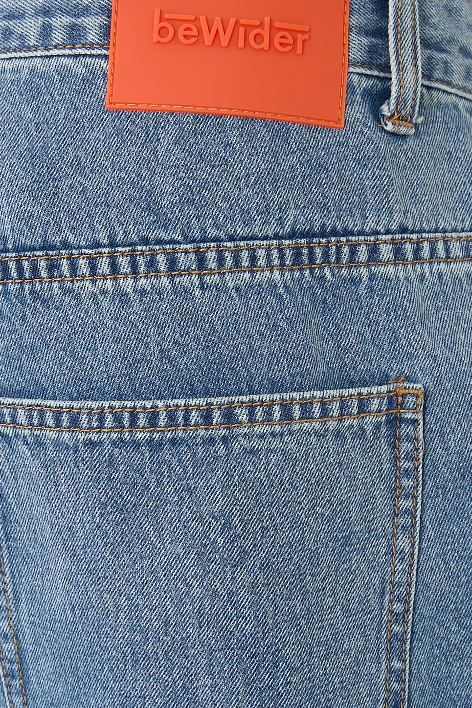 بنطال جينز بقصة واسعة