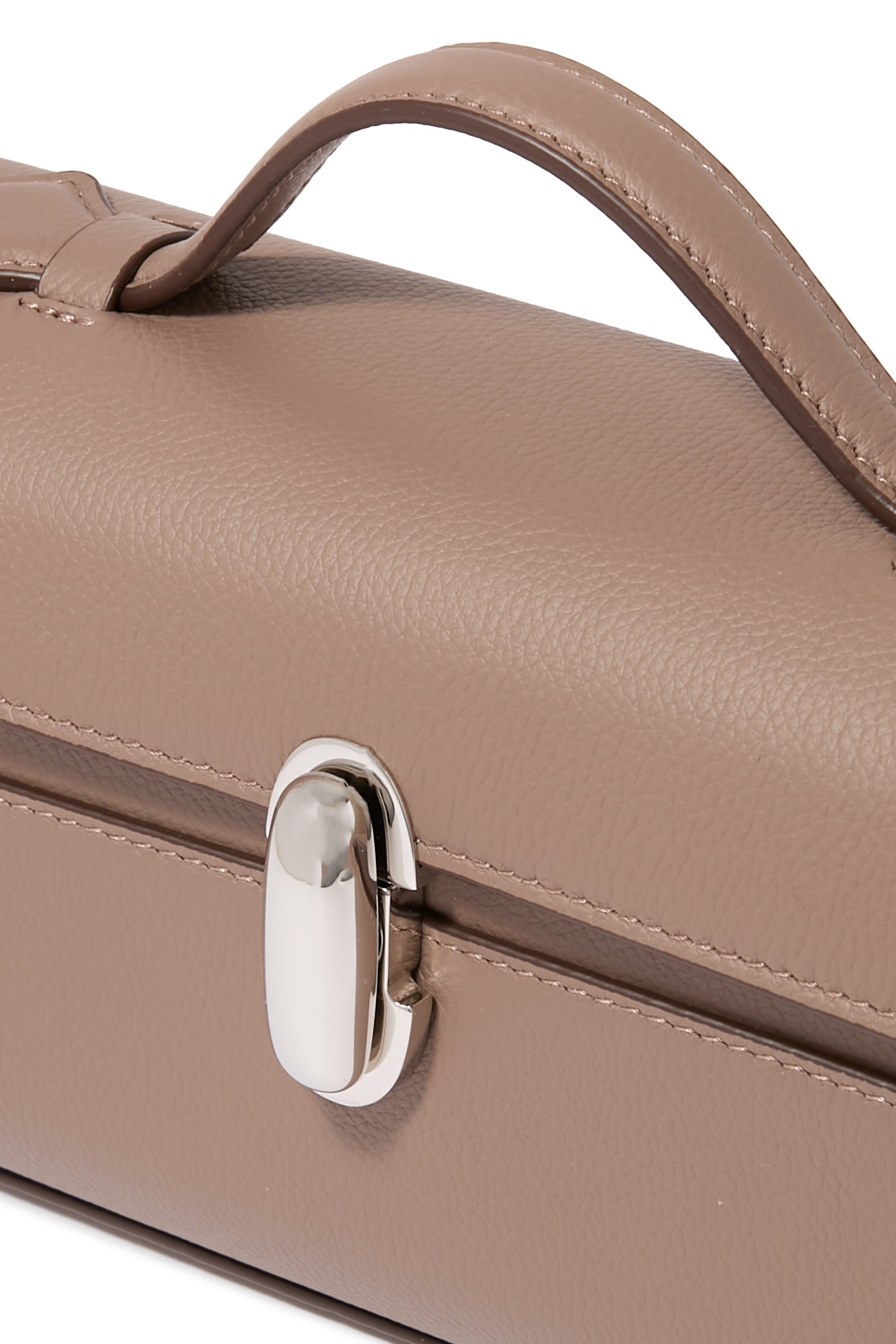 حقيبة بوشيت رفيعة بتصميم غير متماثل