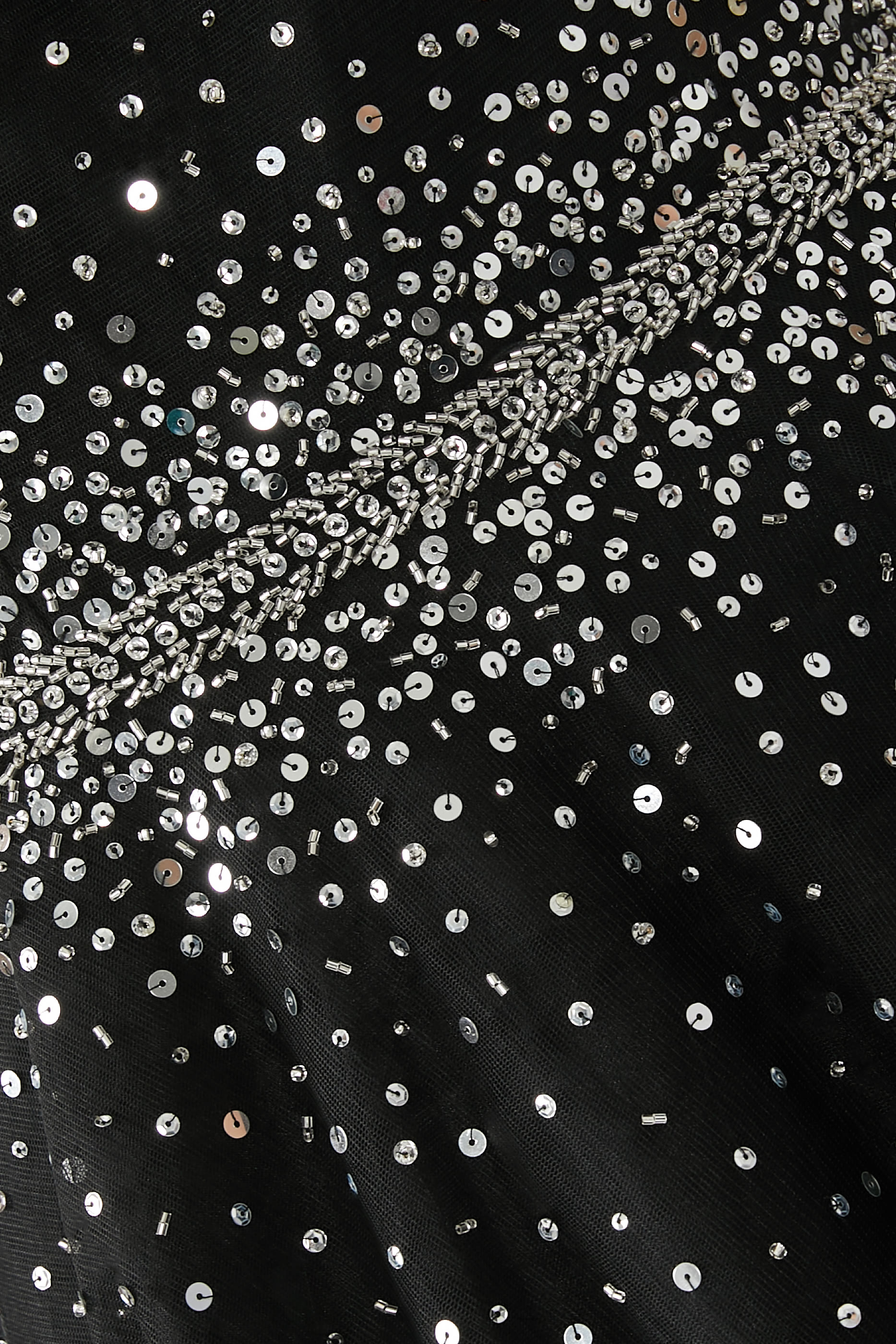 فستان سهرة بأكتاف مكشوفة