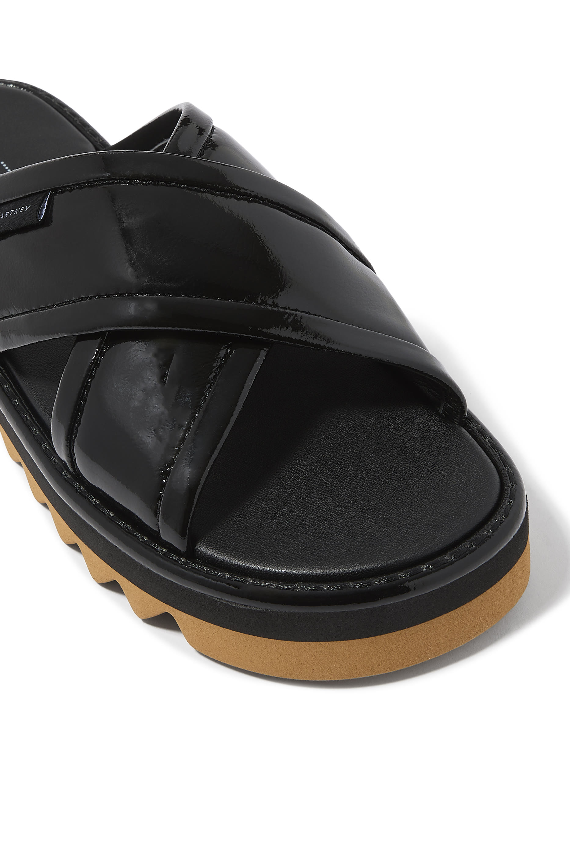 حذاء خفيف بسيور متقاطعة