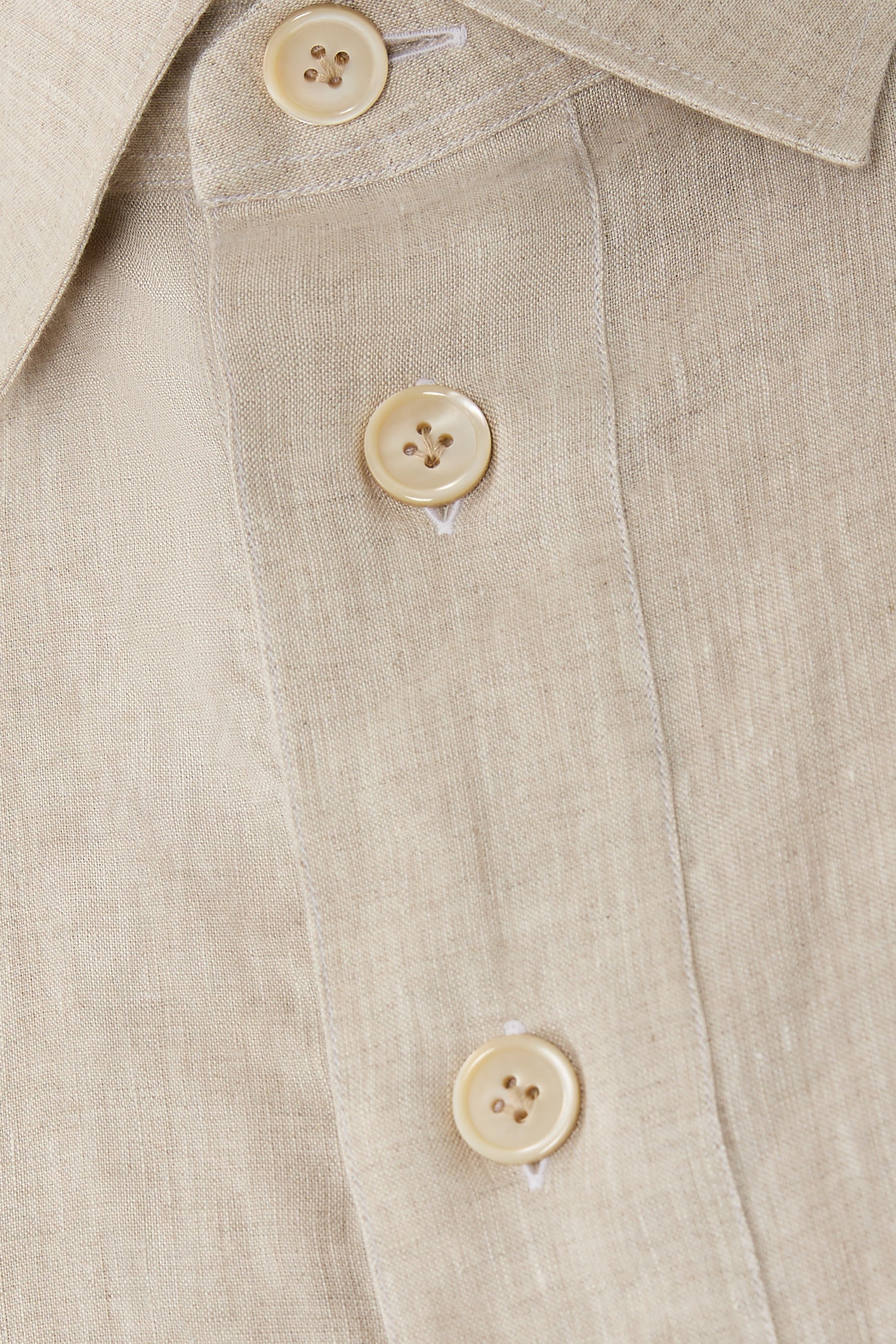 قميص بأكمام طويلة