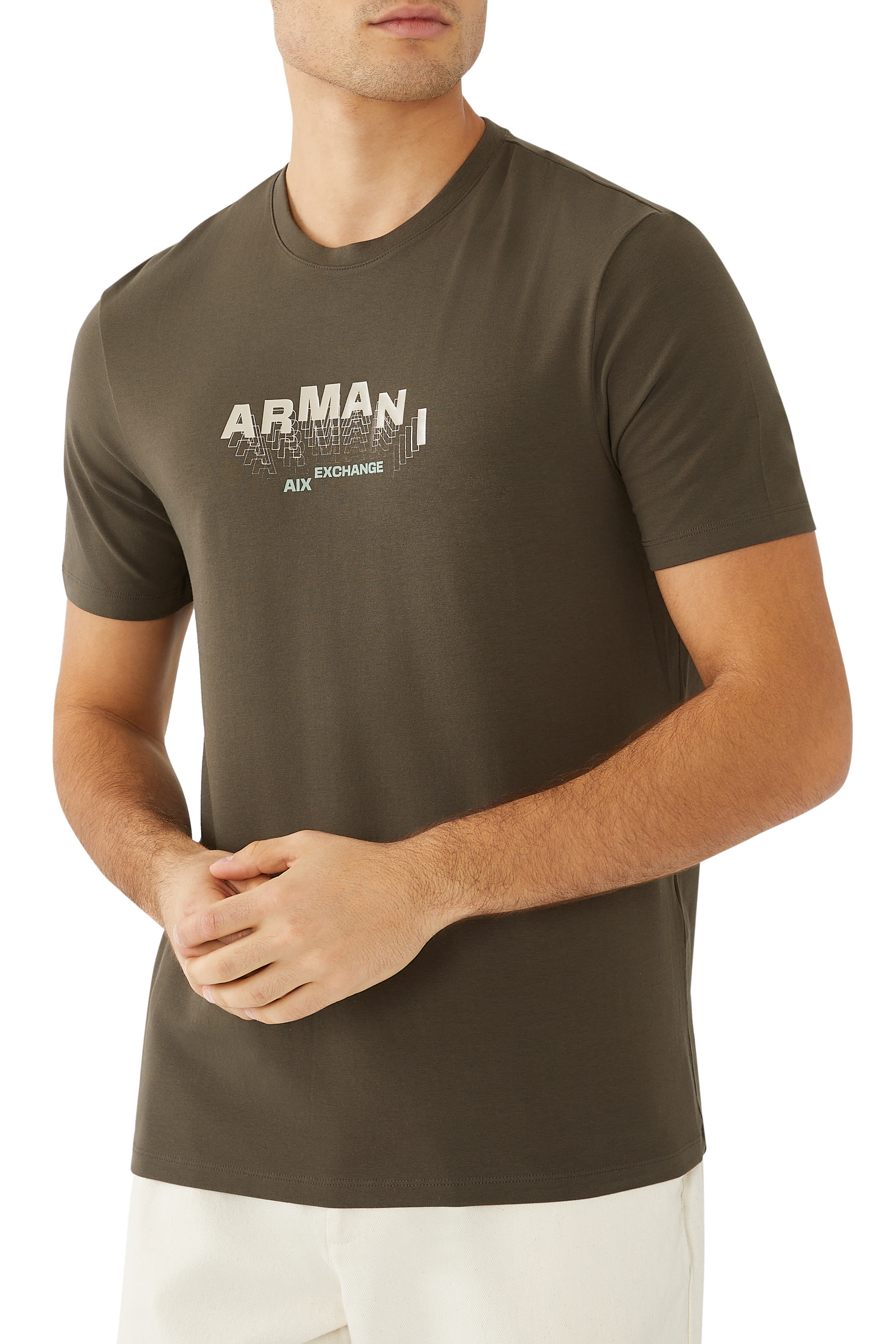 تيشيرت بقصة ضيقة وشعار الماركة بارز الملمس