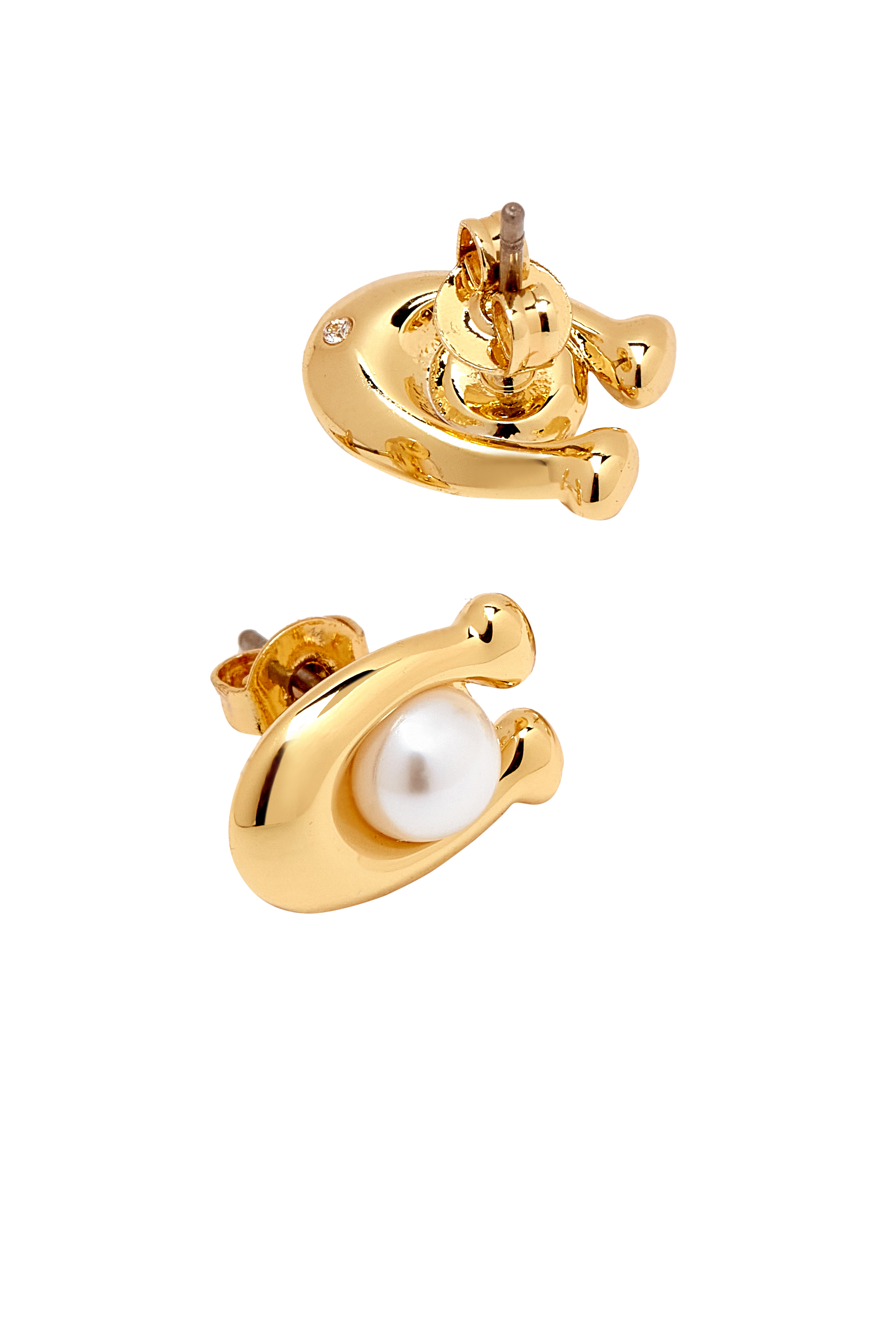 أقراط يتصميم شعار الماركة مرصعة باللؤلؤ