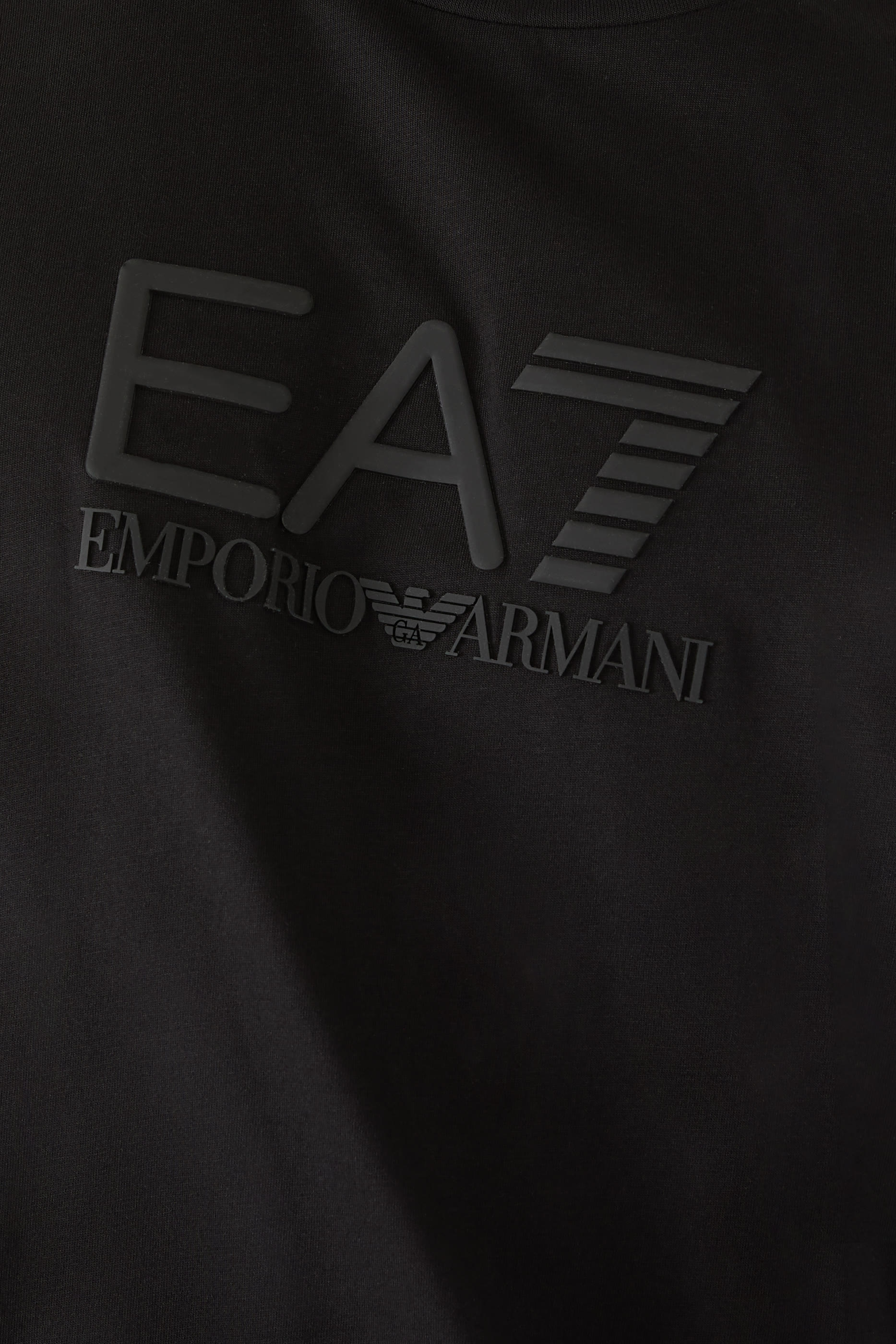 تيشيرت بشعار الماركة بحجم كبير