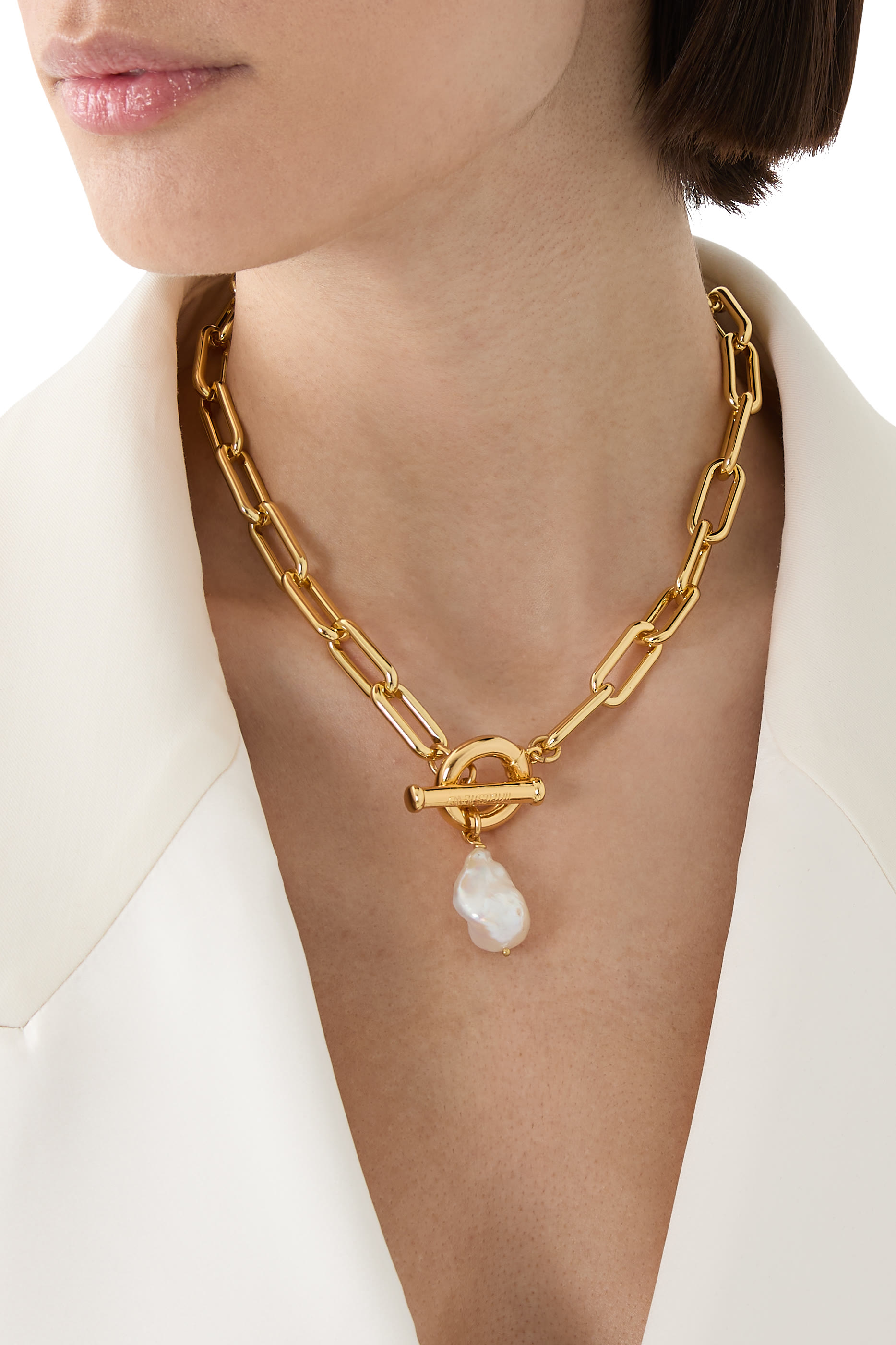 قلادة مرصعة بلؤلؤة كبيرة