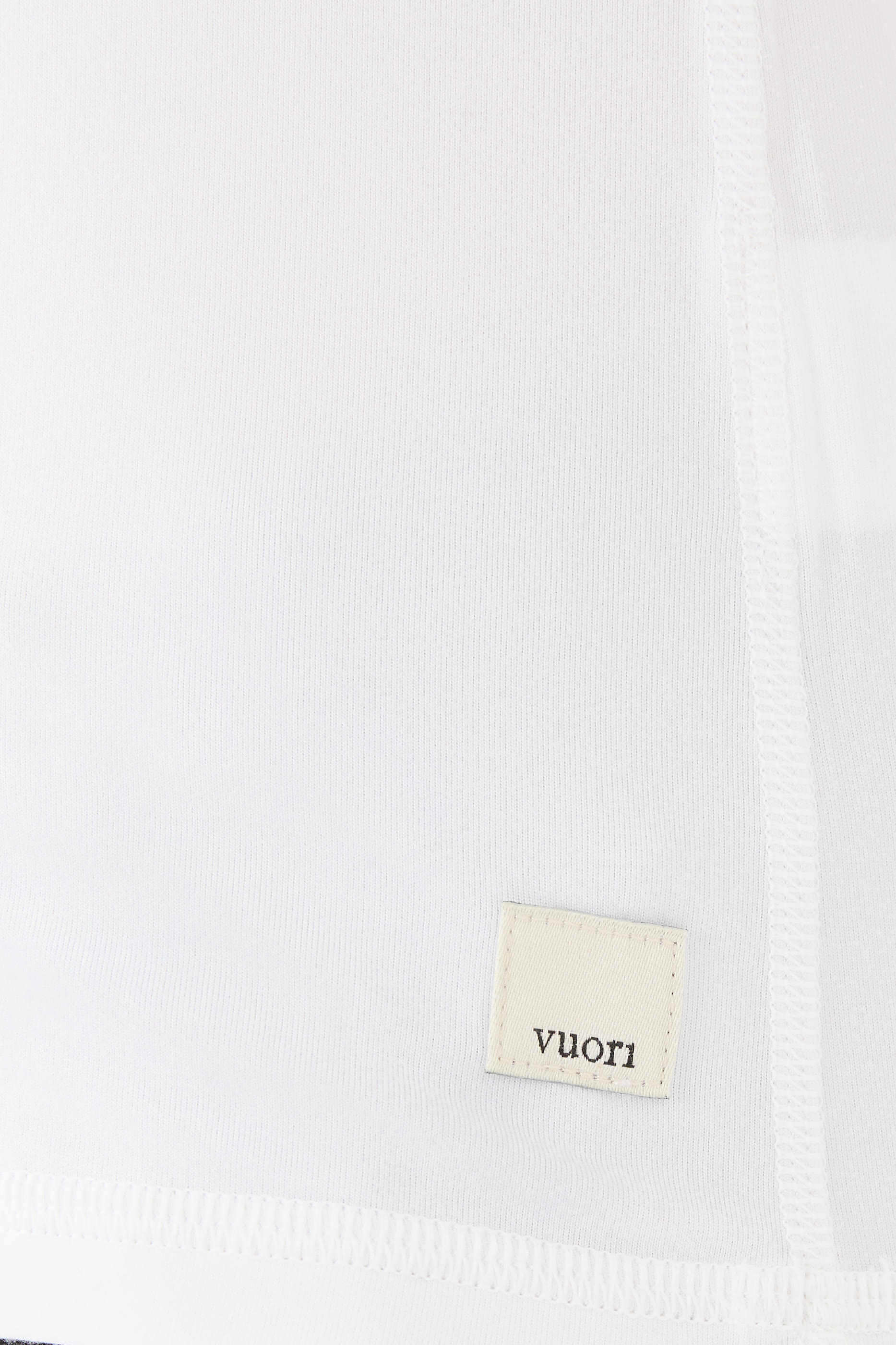 تيشيرت لوكس بأكمام طويلة وياقة ضيقة