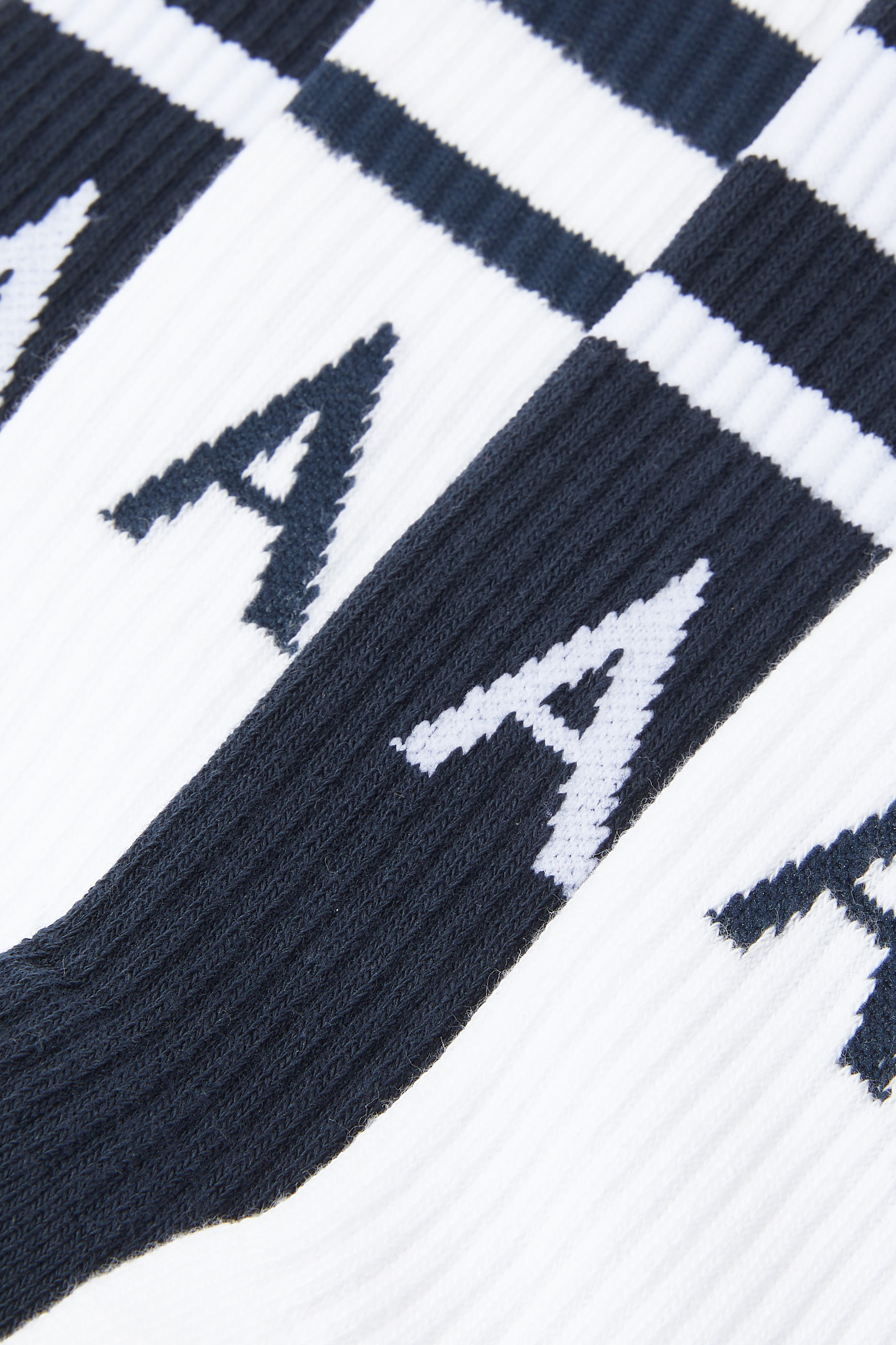 جوارب قصيرة بشعار الماركة