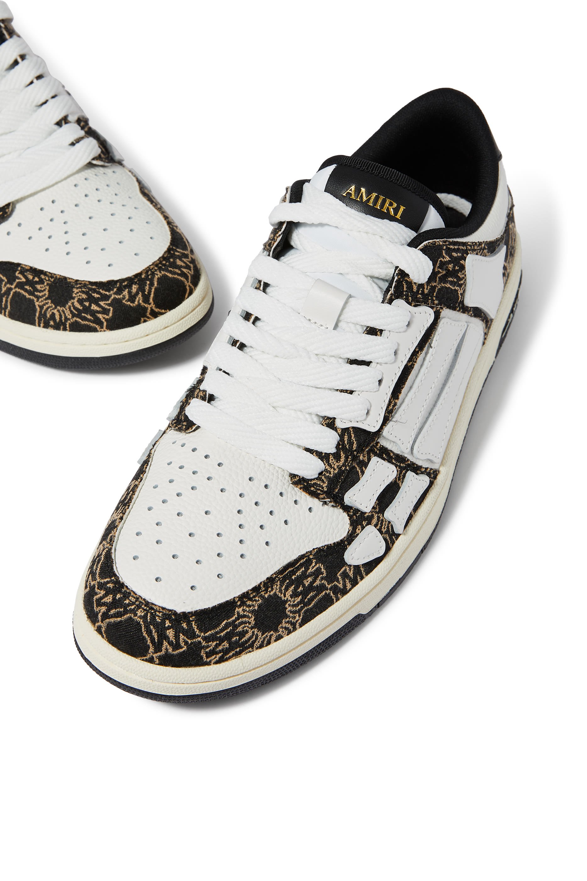 سنيكرز ما كواد برقع على شكل هيكل عظمي جلد وقنب