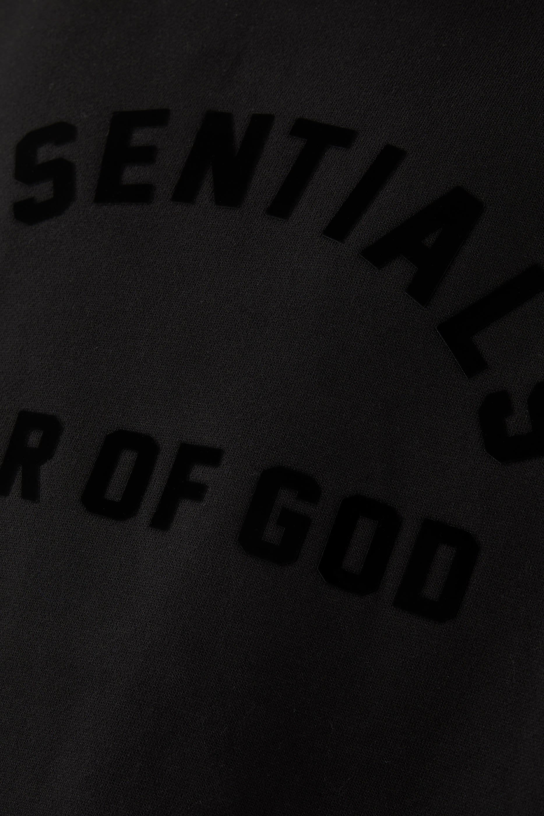 هودي بياقة عالية بشعار اسنشالز