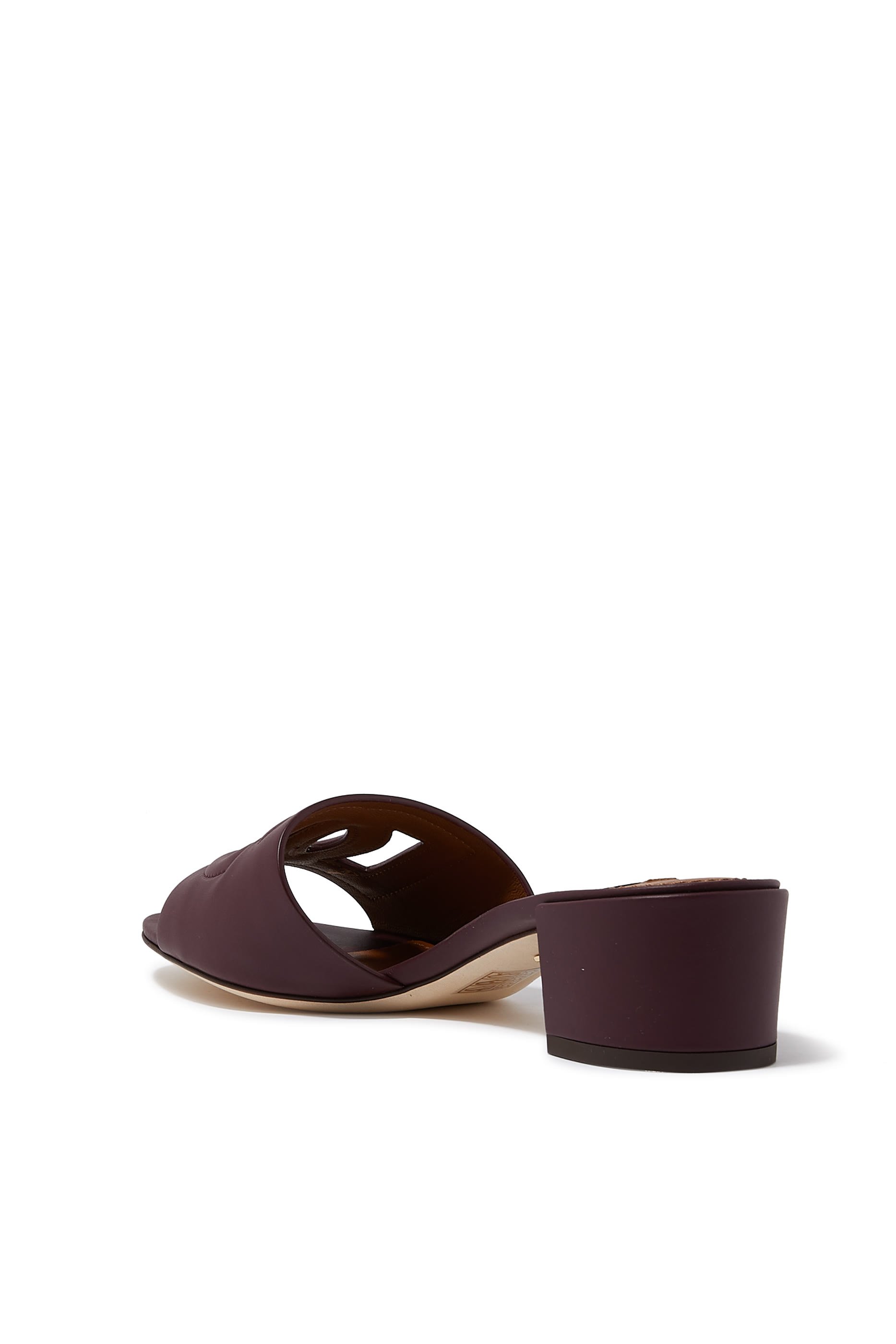 صندل 40 بحرفي شعار الماركة بتصميم ميلينيالز