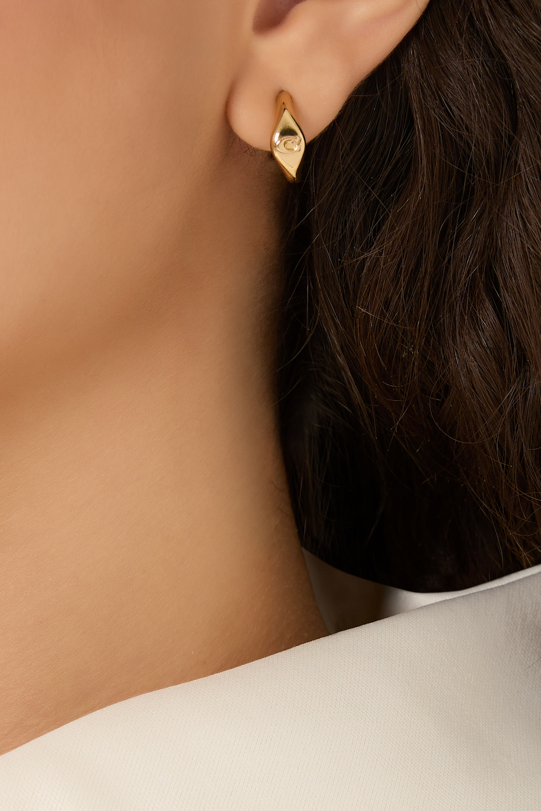 أقراط هاجي بشعار الماركة مرصعة بأحجار زركونيا مكعبة، نحاس مطلي