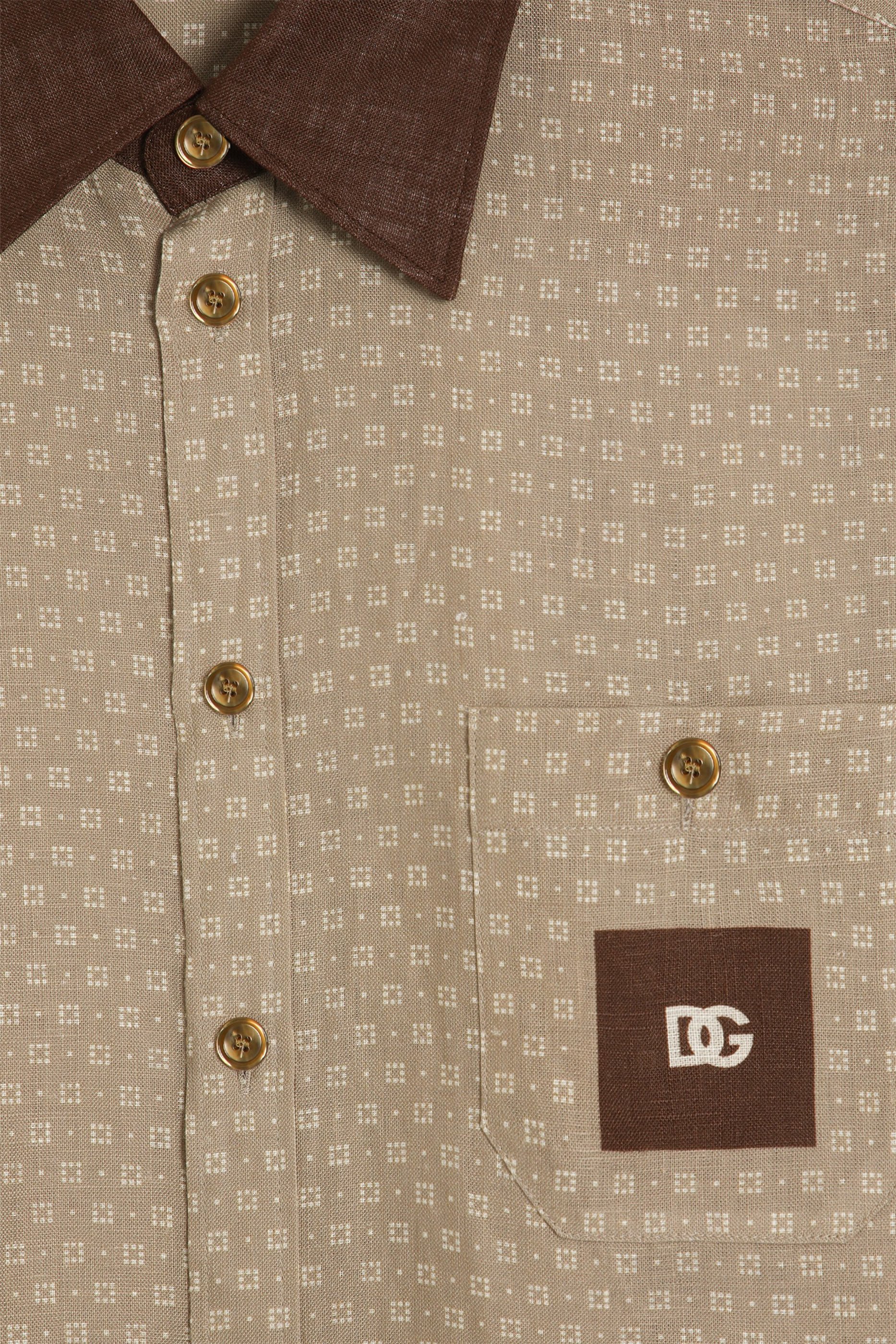 قميص بأكمام قصيرة