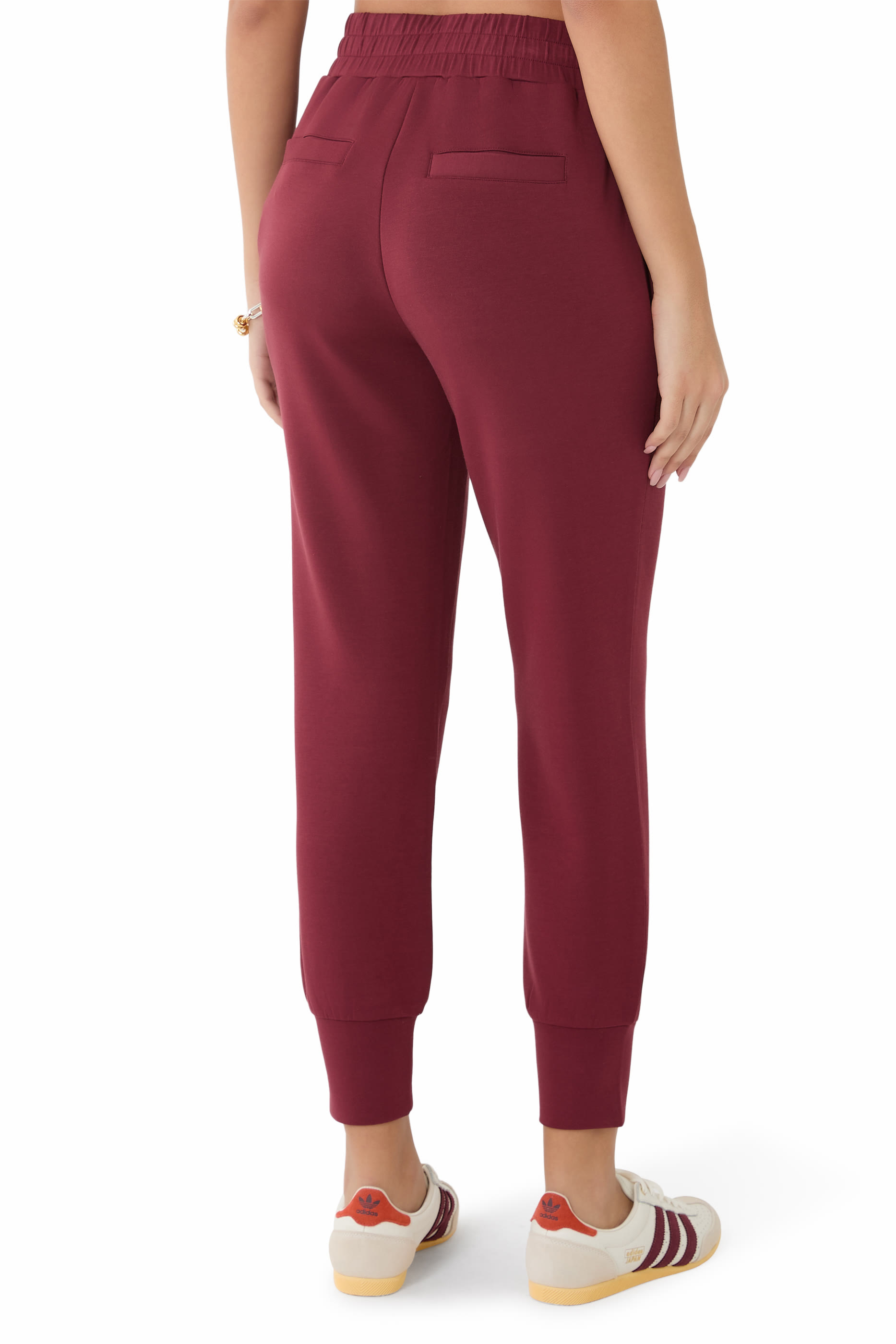 بنطال بقصة ضيقة وأساور