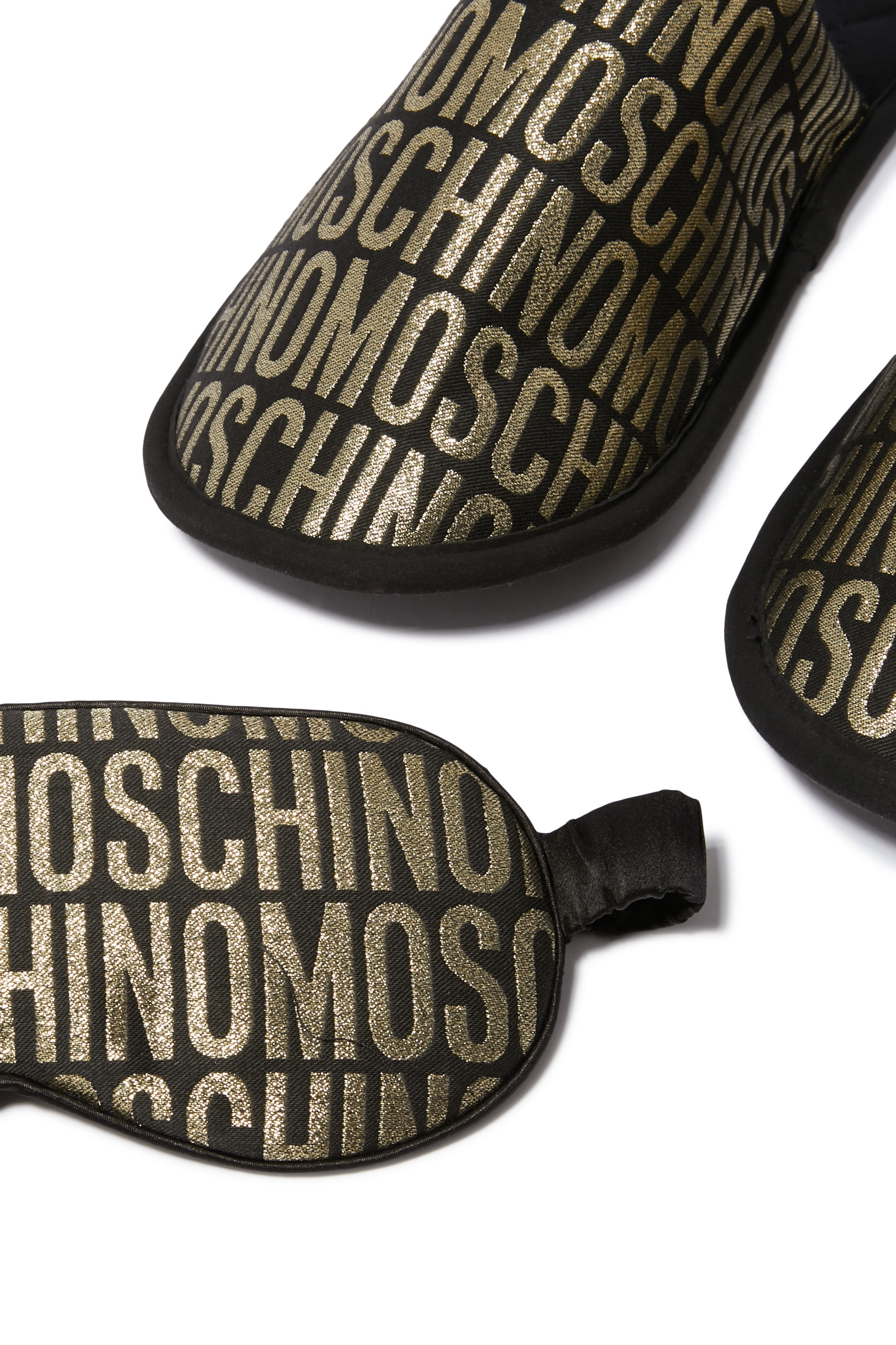 طقم نوم بحجم مناسب للسفر