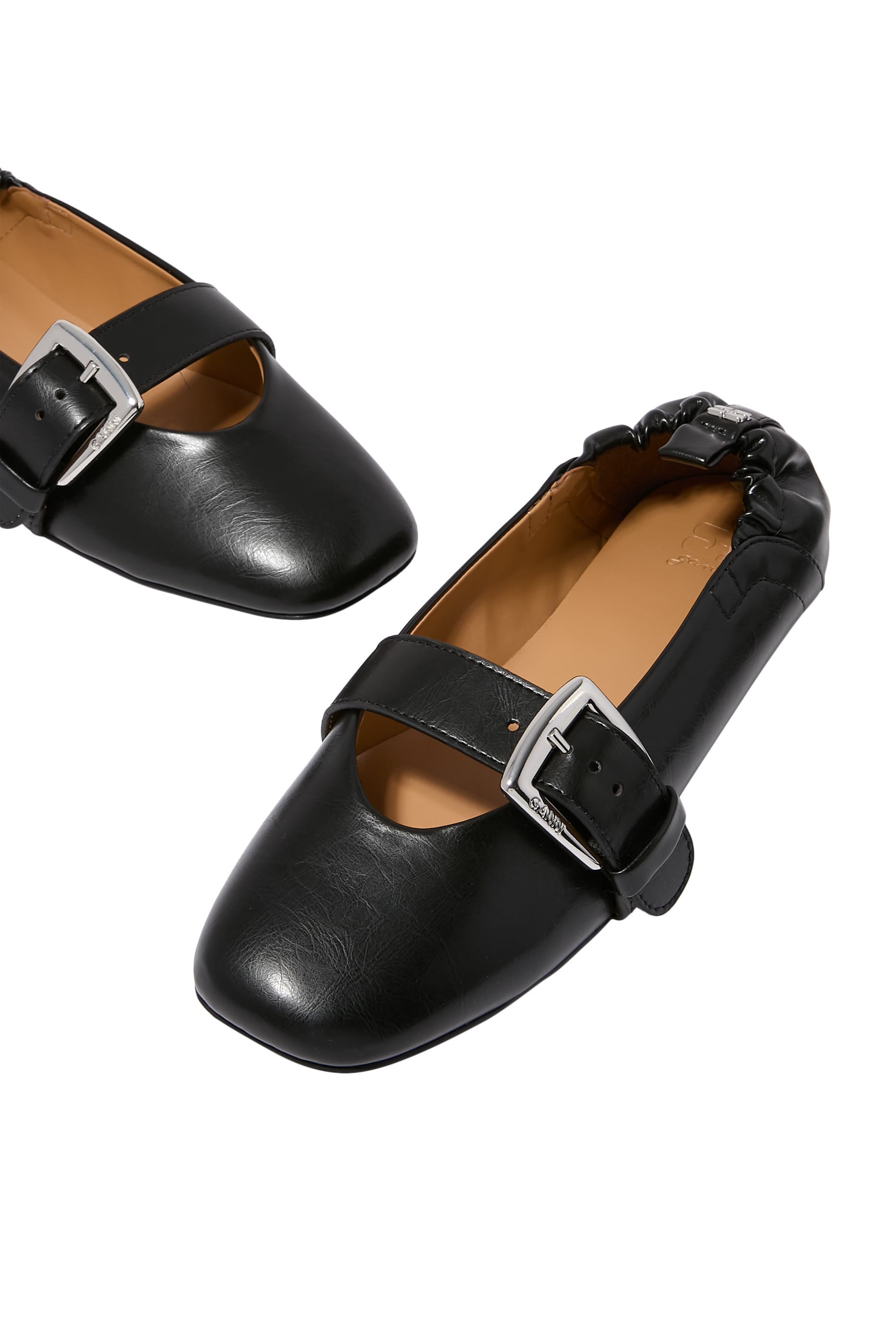 حذاء بالرينا بسير مزين بتفاصيل فراشة