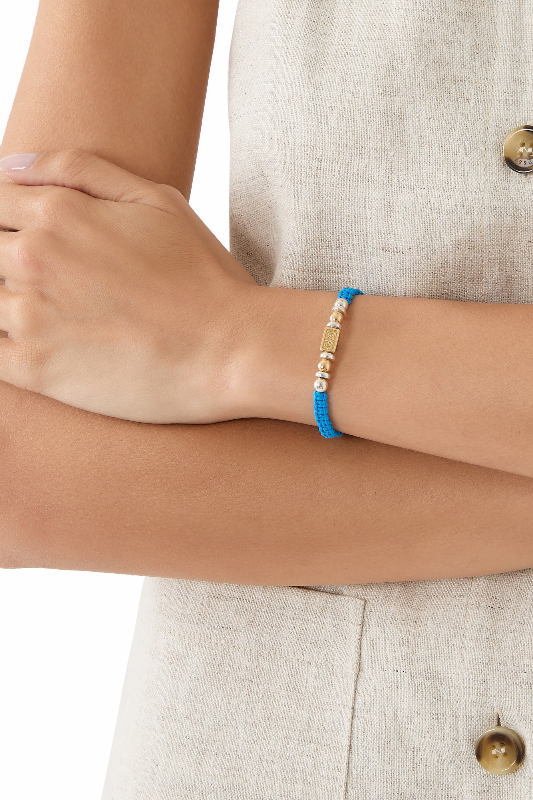 سوار نيفر أبارت بتصميم مضفر، ذهب أصفر عيار 18، فضة استرلينية وقماش. 